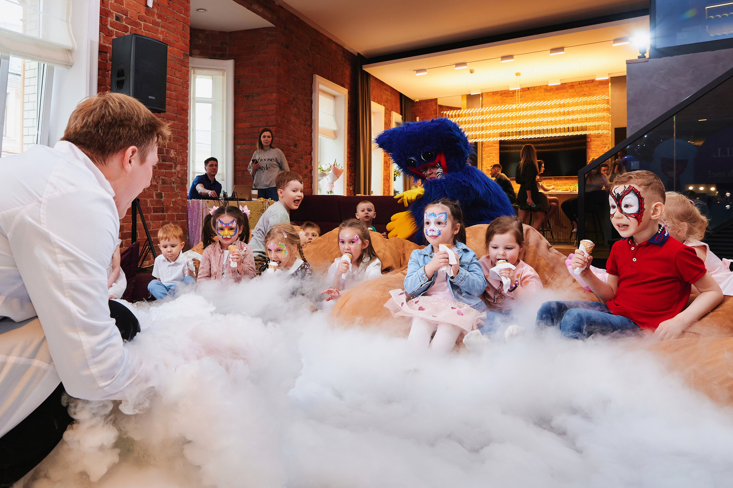 Репортажная фотосъёмка детских праздников. Фоторепортаж детские праздники. Репортажный детский фотограф Георгий Коненков. Goganaft goganaft.ru 