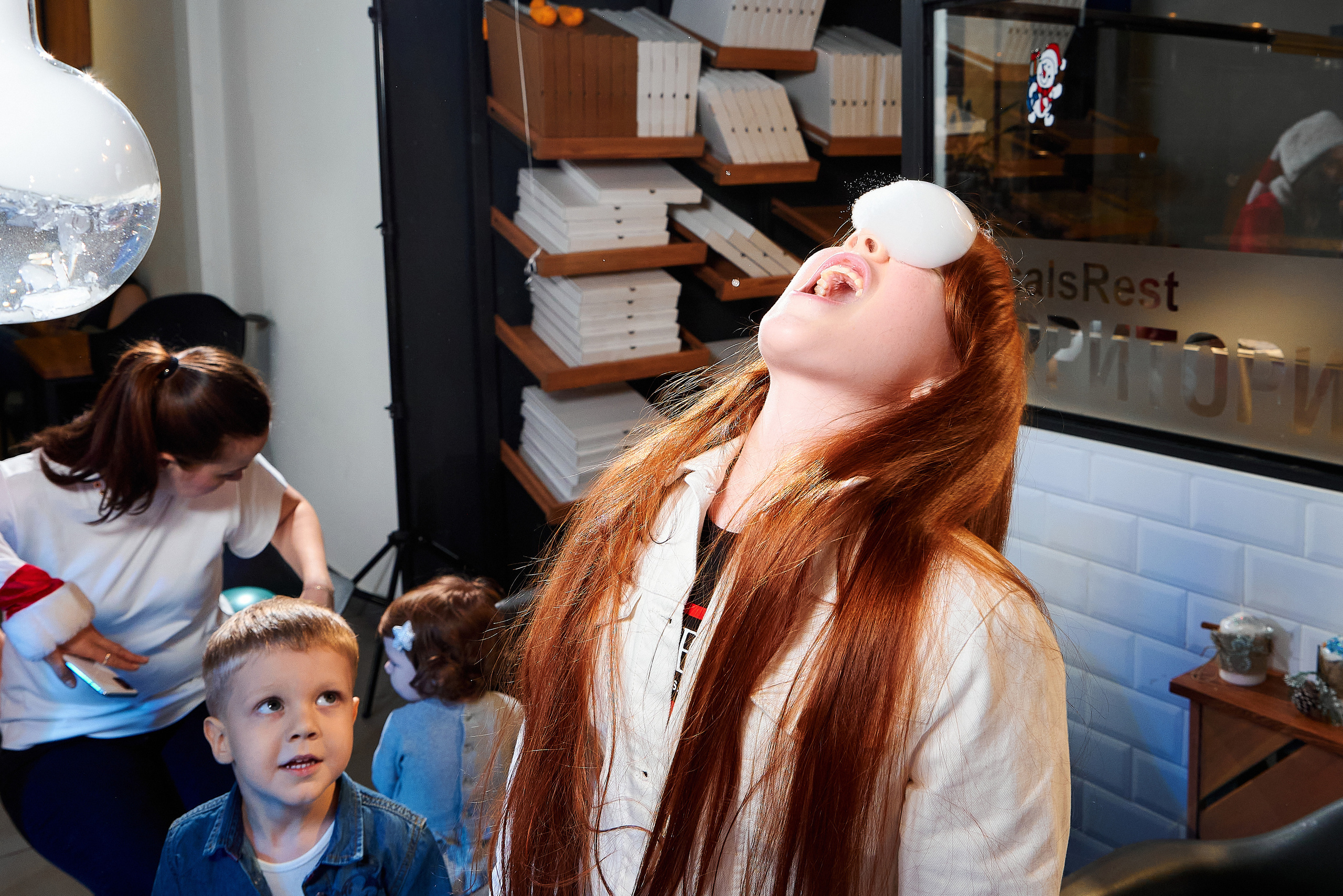 Репортажная фотосъёмка детских праздников. Фоторепортаж детские праздники. Репортажный детский фотограф Георгий Коненков. Крио шоу. Goganaft goganaft.ru 