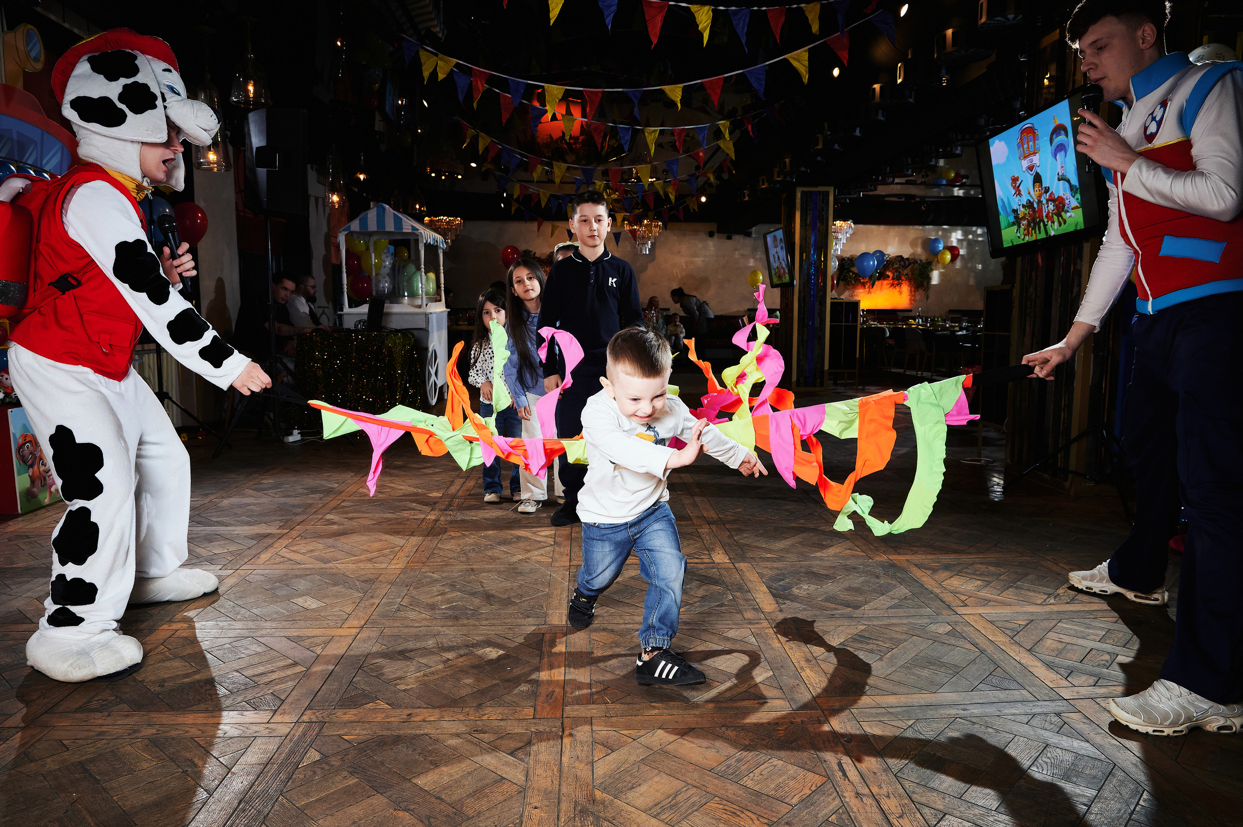 Репортажная фотосъёмка детских праздников. Фоторепортаж детские праздники. Репортажный детский фотограф Георгий Коненков. Goganaft goganaft.ru 