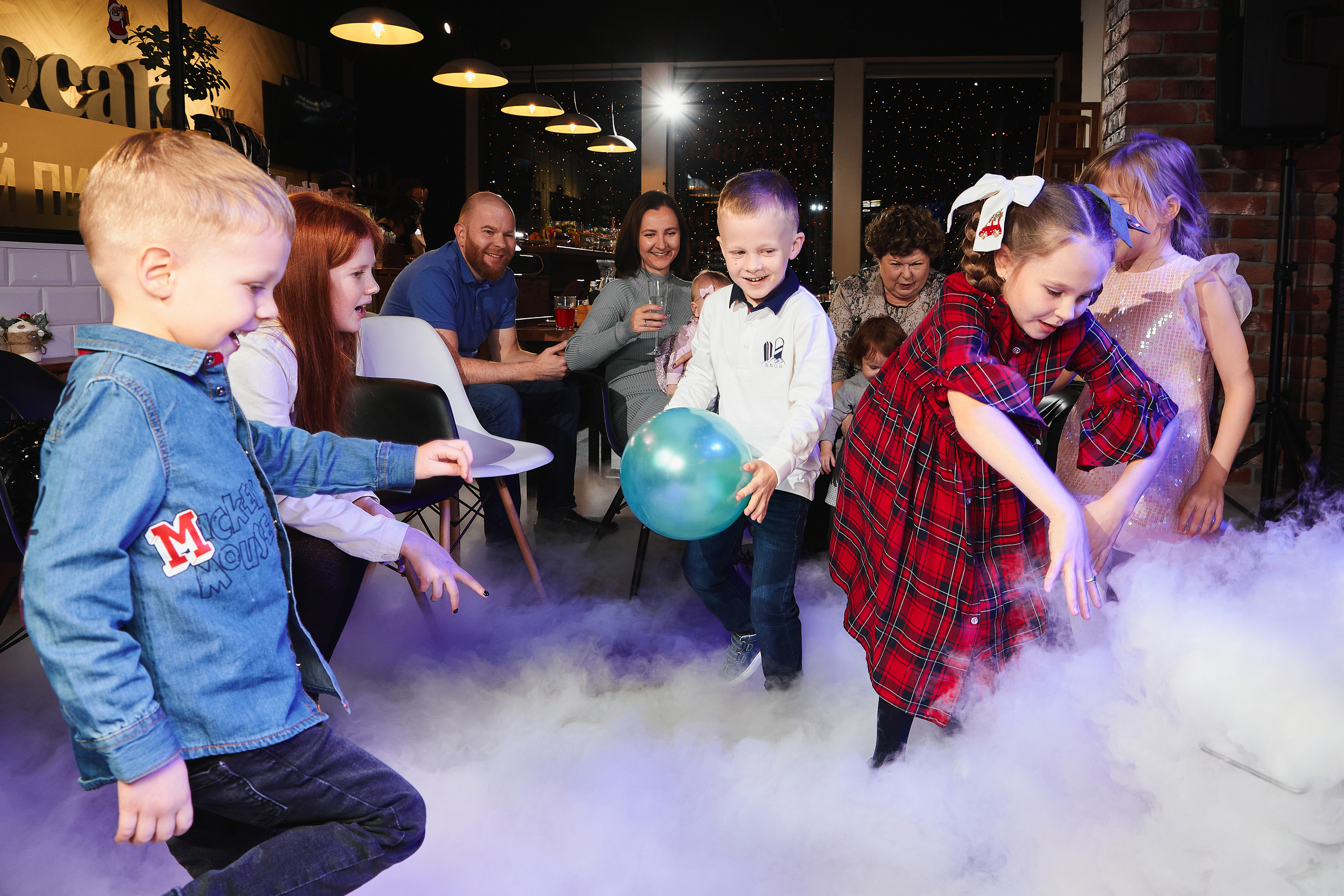 Репортажная фотосъёмка детских праздников. Фоторепортаж детские праздники. Репортажный детский фотограф Георгий Коненков. Крио шоу. Goganaft goganaft.ru 