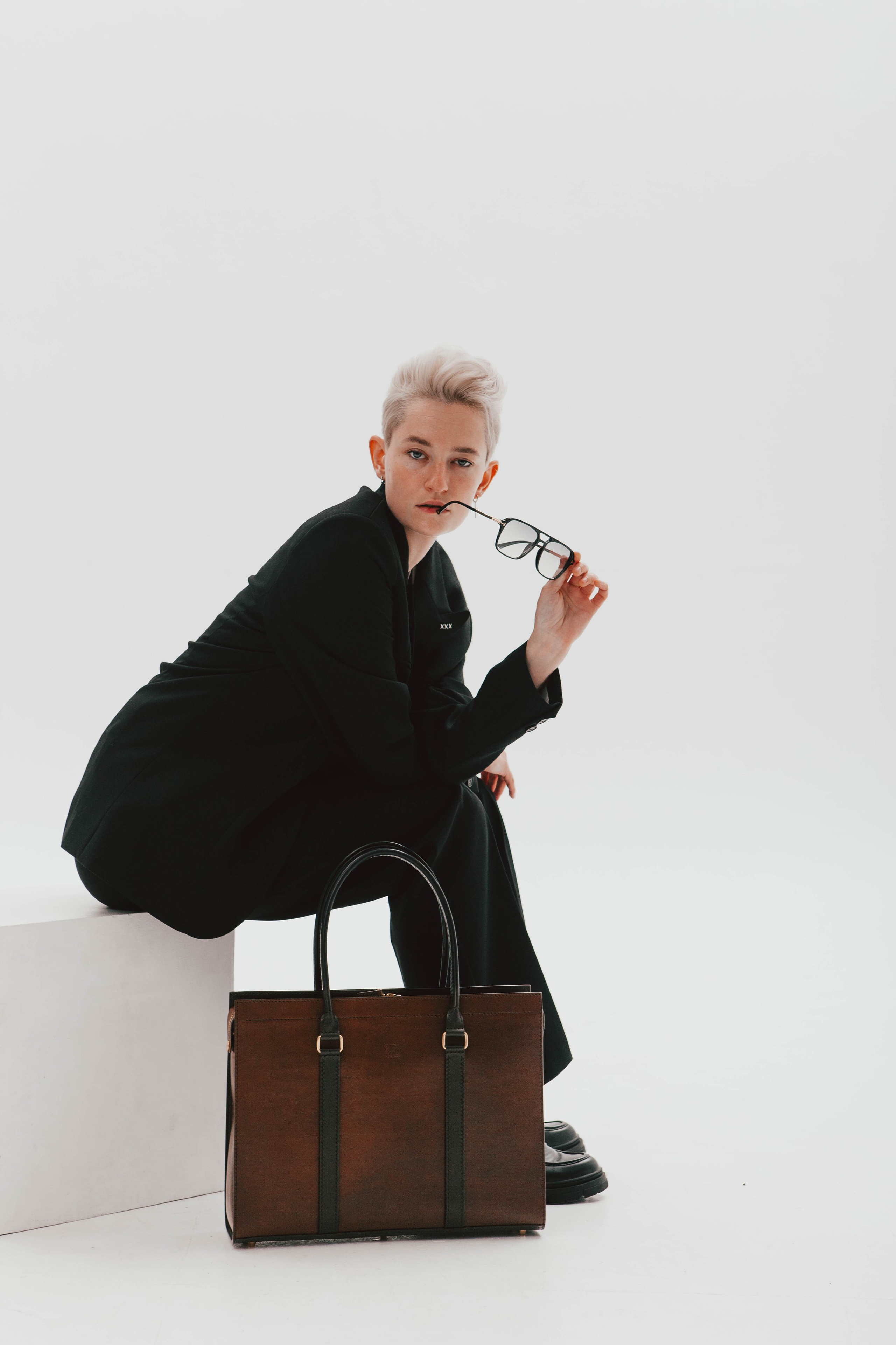 Анна Гречаная и изделие Дана Настаса 💼. Фотограф Ольга Крукле