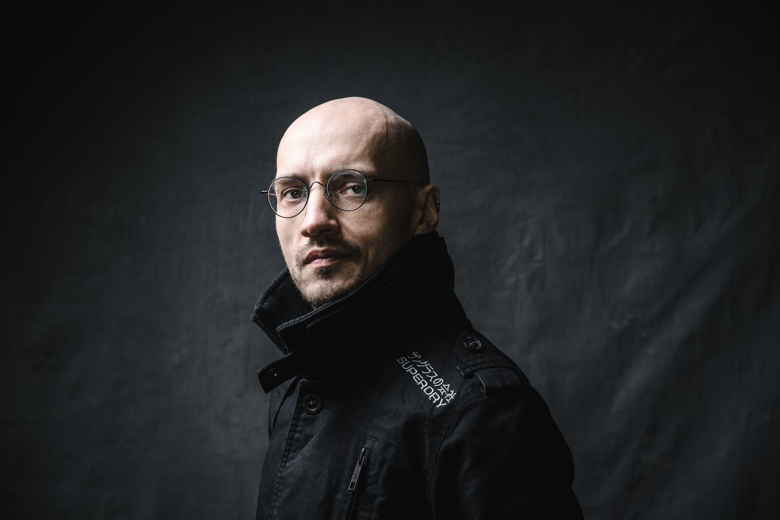 Портрет писателя и музыканта Дениса Анисимова. Фотограф Денис Неместо, портрет, репортаж