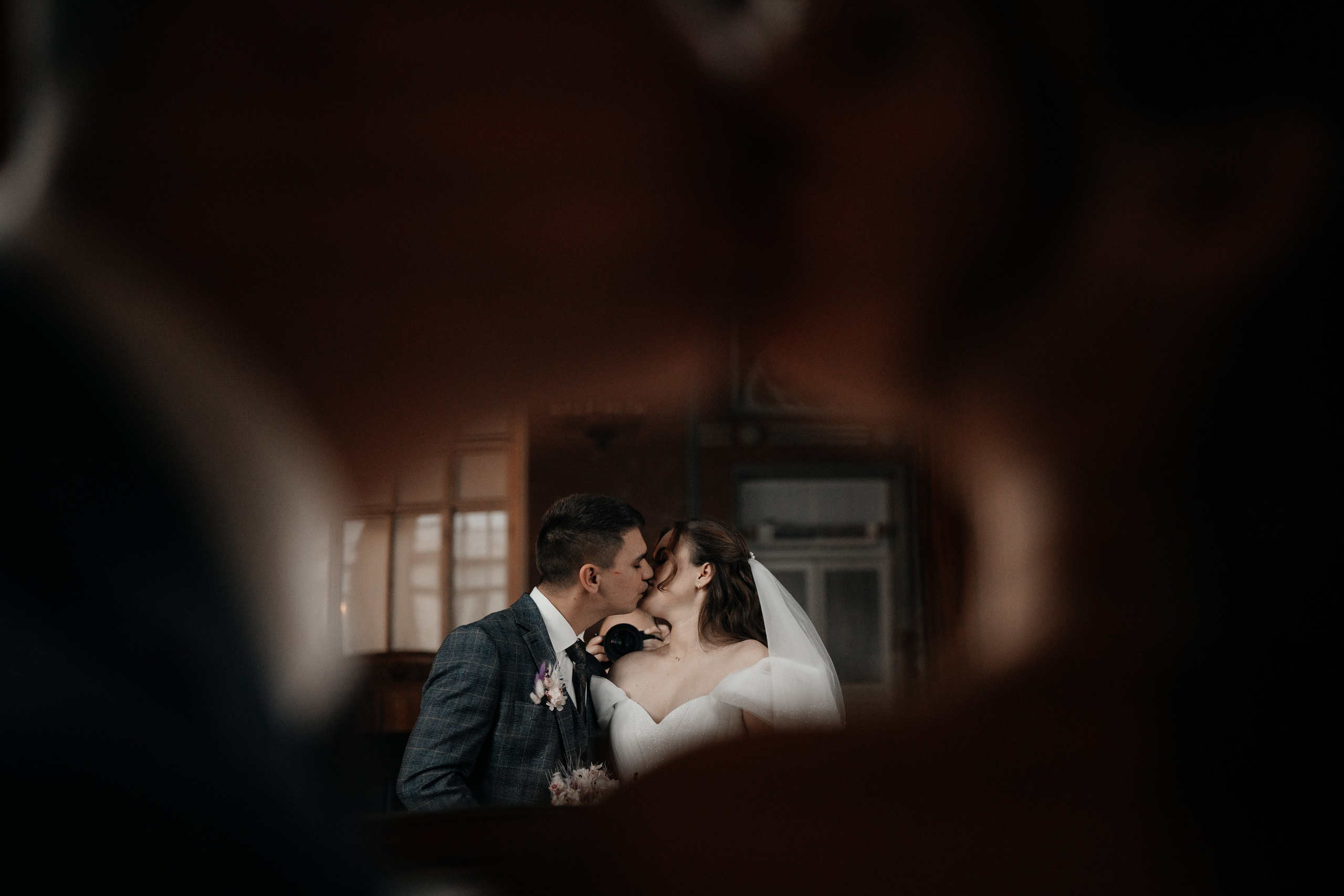 Свадебная фотосессия на Витебском вокзале в Санкт-Петербурге в зале ожидания целуются