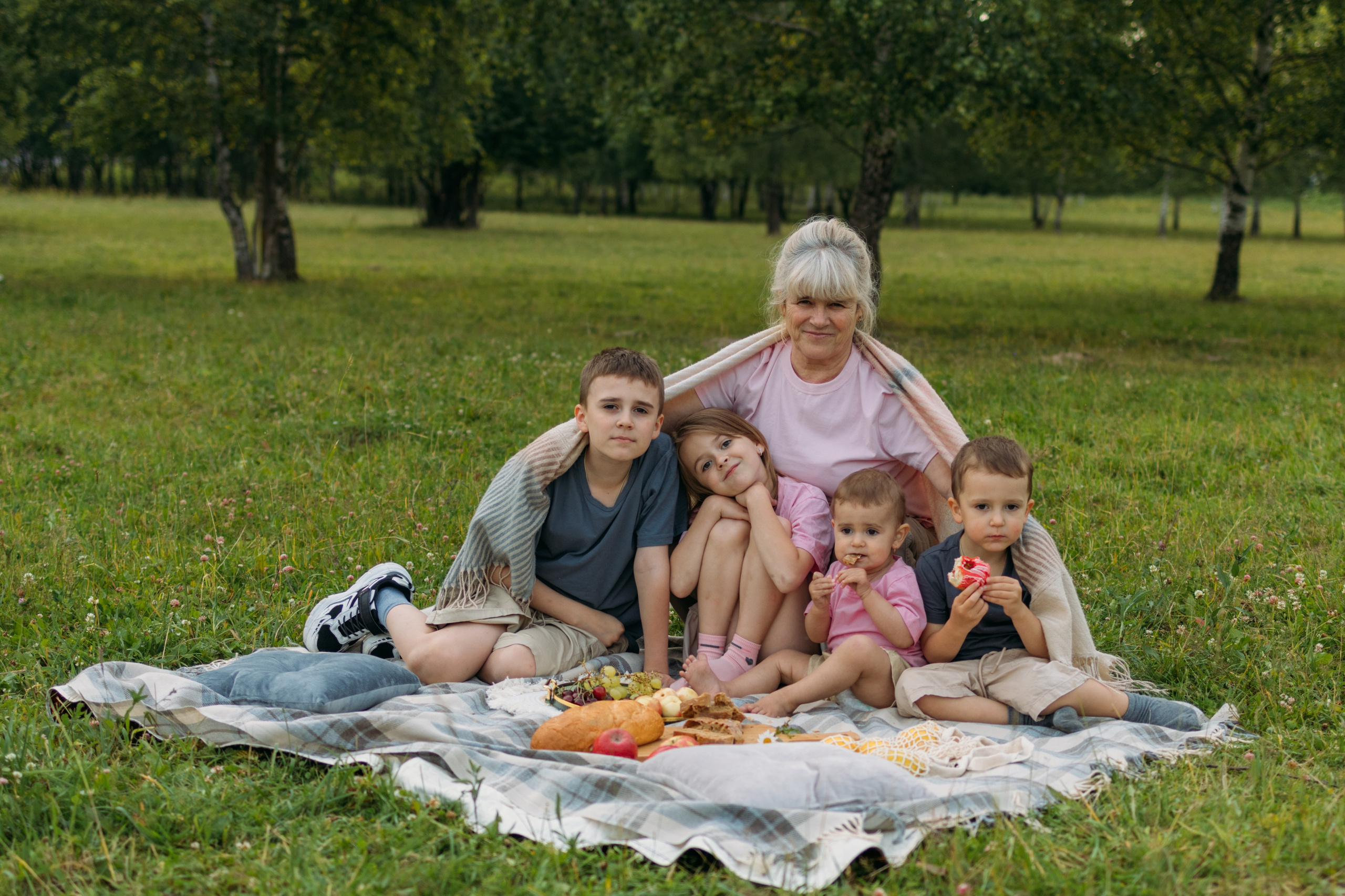 Бабушка с внуками. Фотограф Ирина Панина