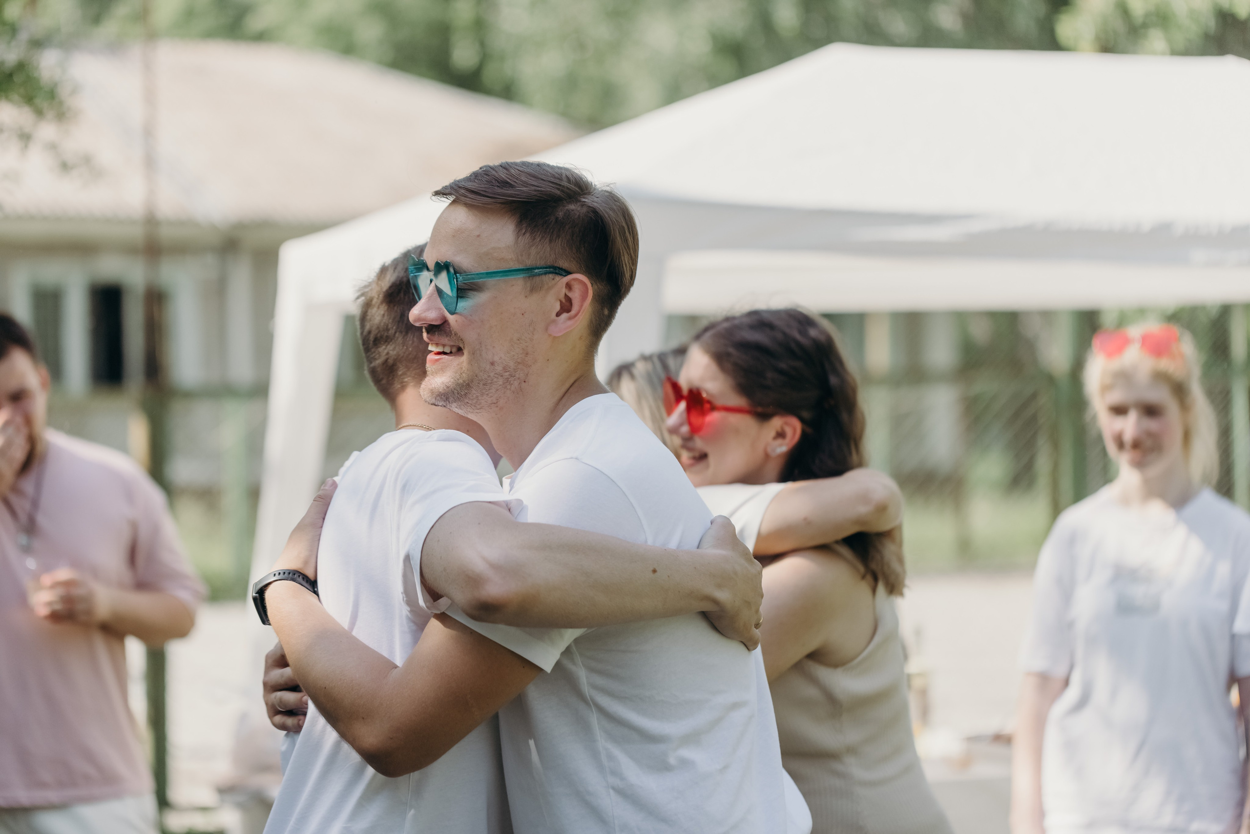 Друзья обнимаются