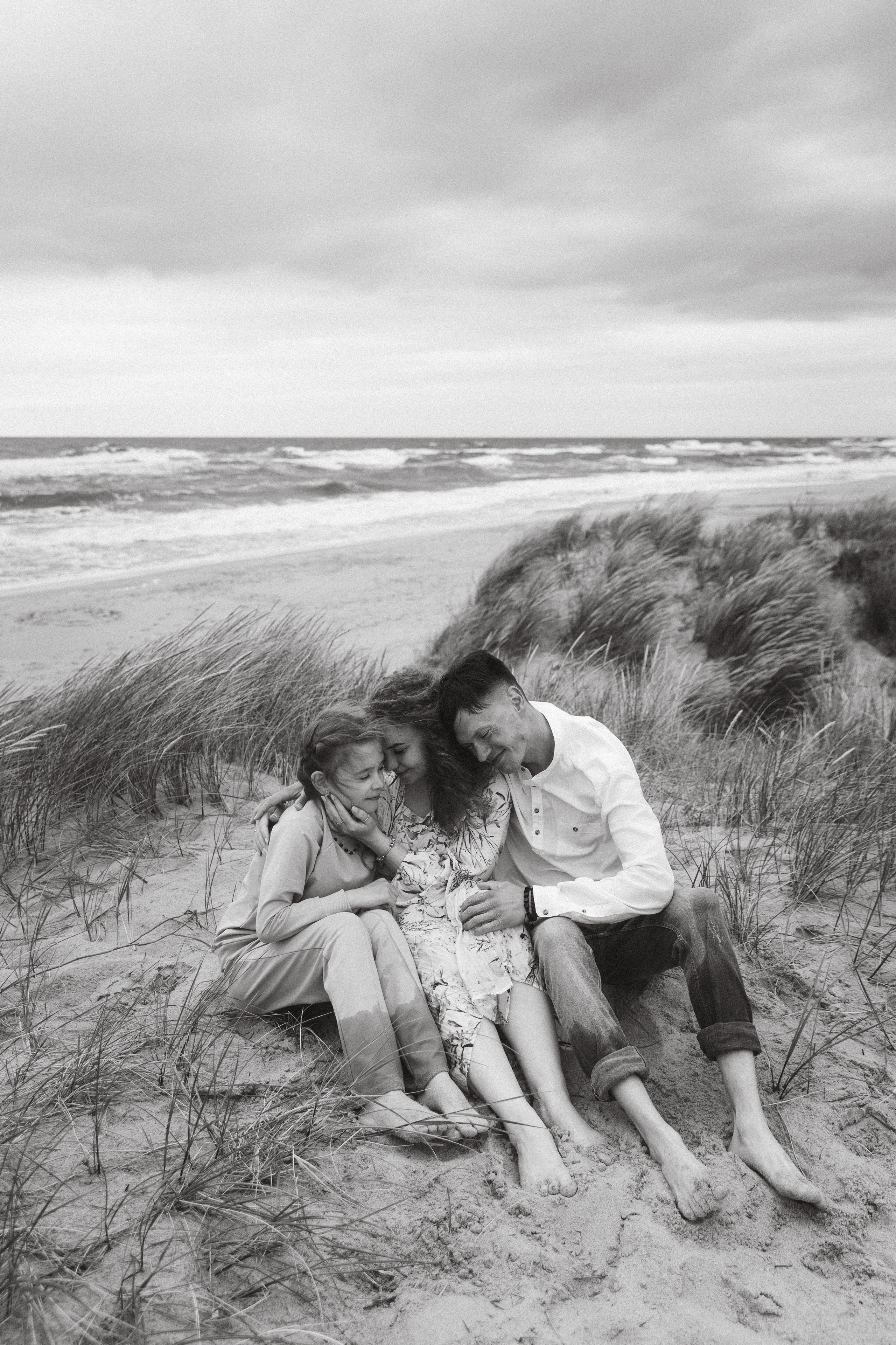 Семья в Янтарном / шторм. Фотограф Калининград Илья Миллер