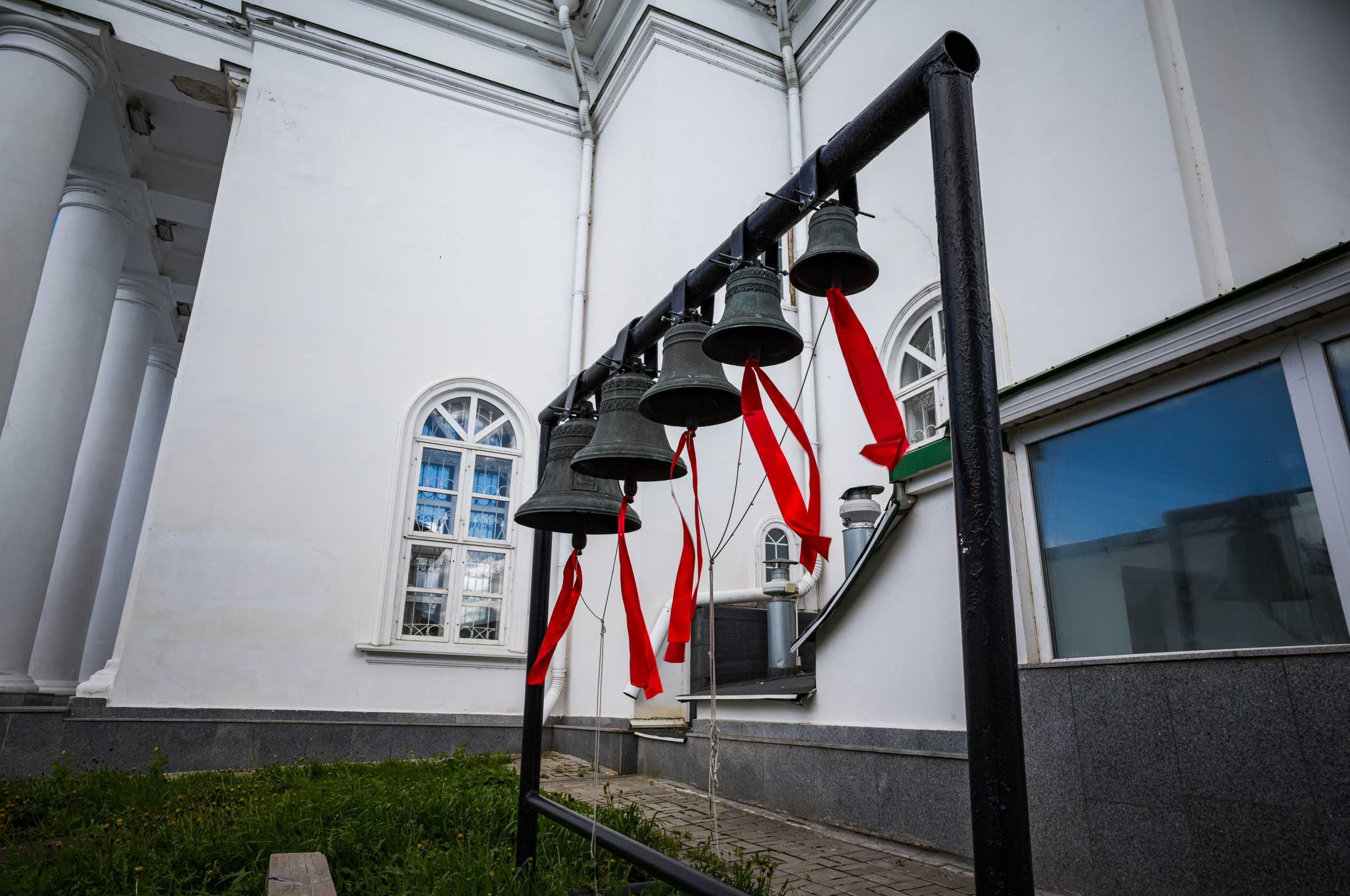 Установка с малыми колоколами с привязанными красными лентами в Благовещенском монастыре в Нижнем Новгороде