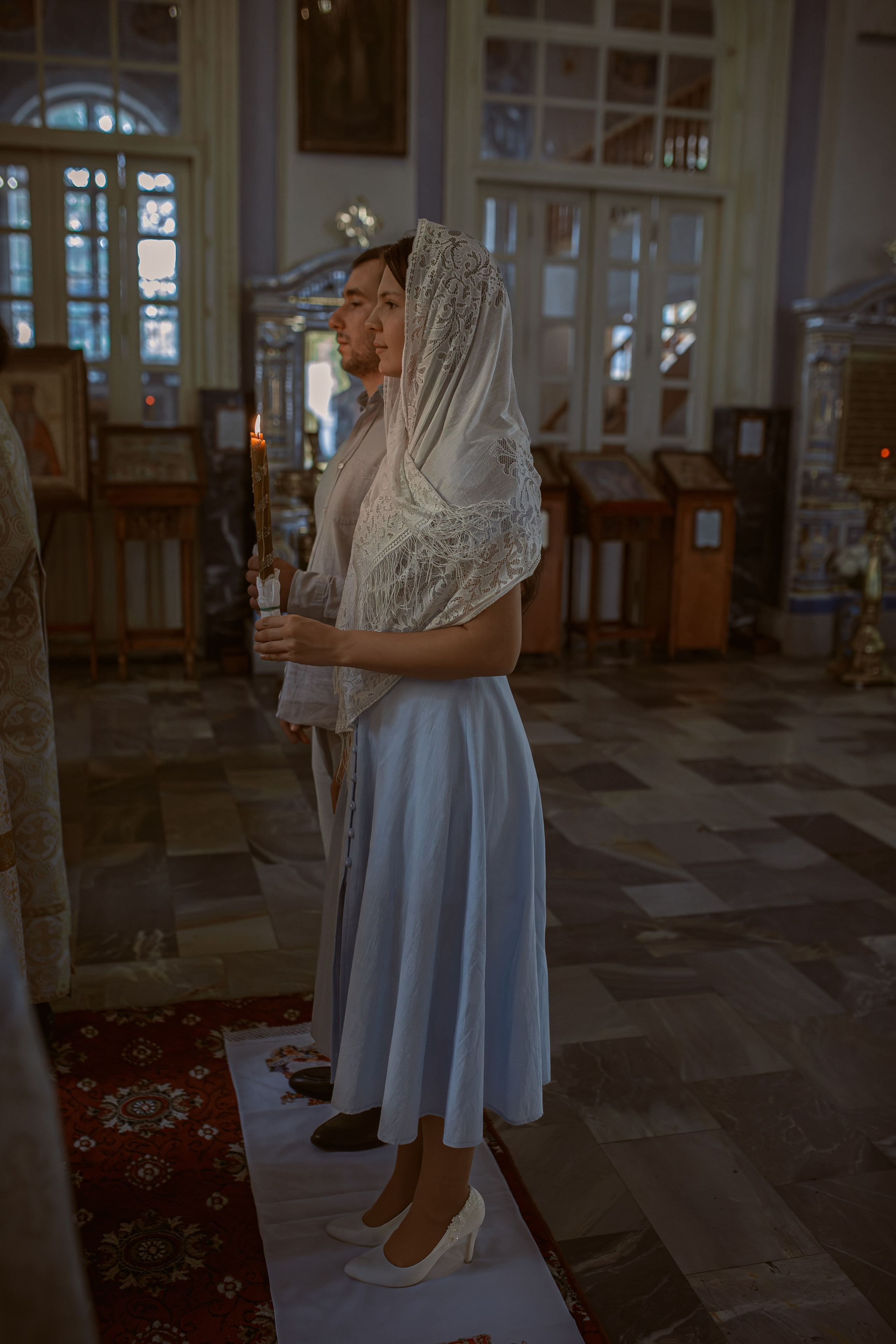 жених и невеста в Успенском соборе Ташкента на венчании