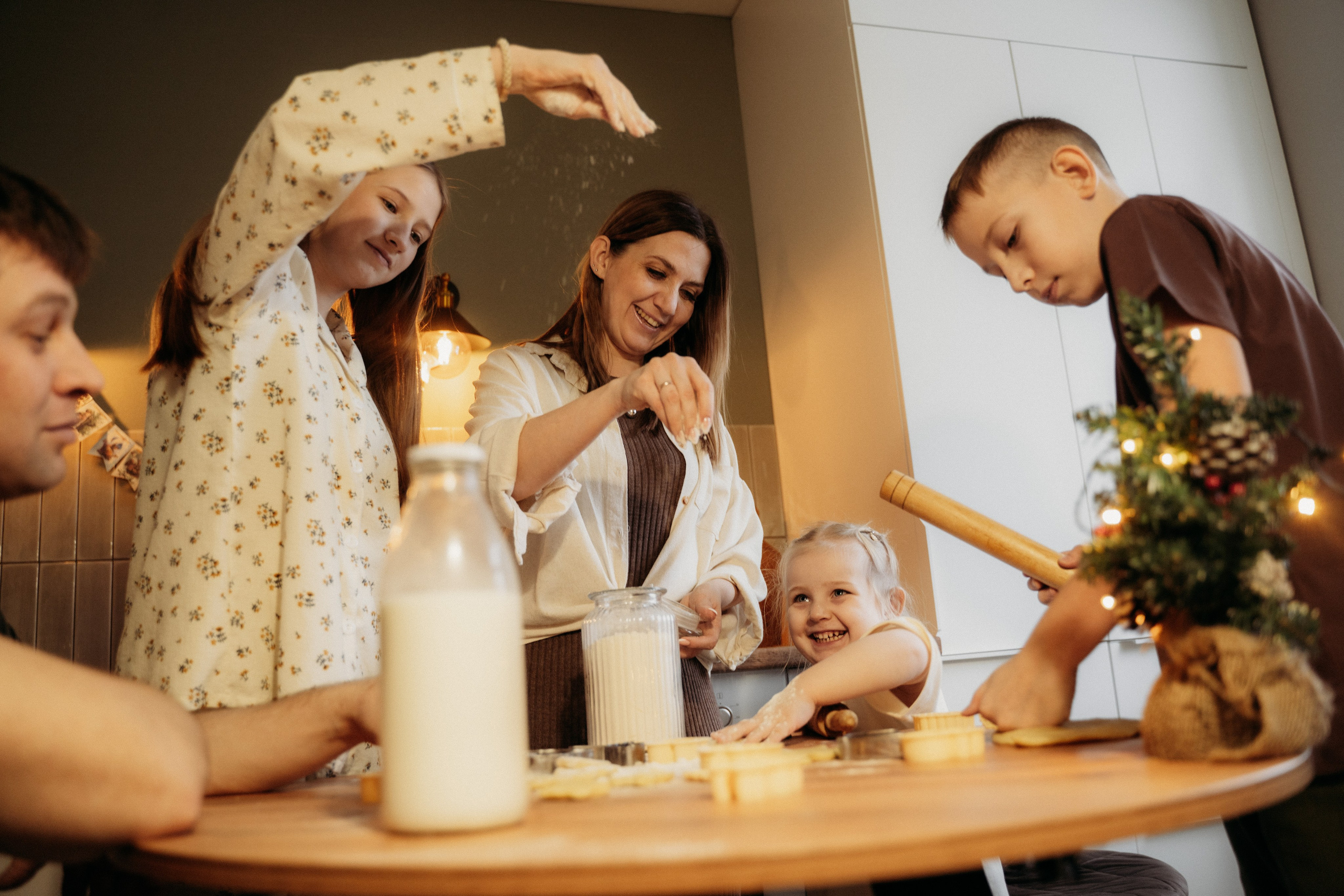 Семья на кухне