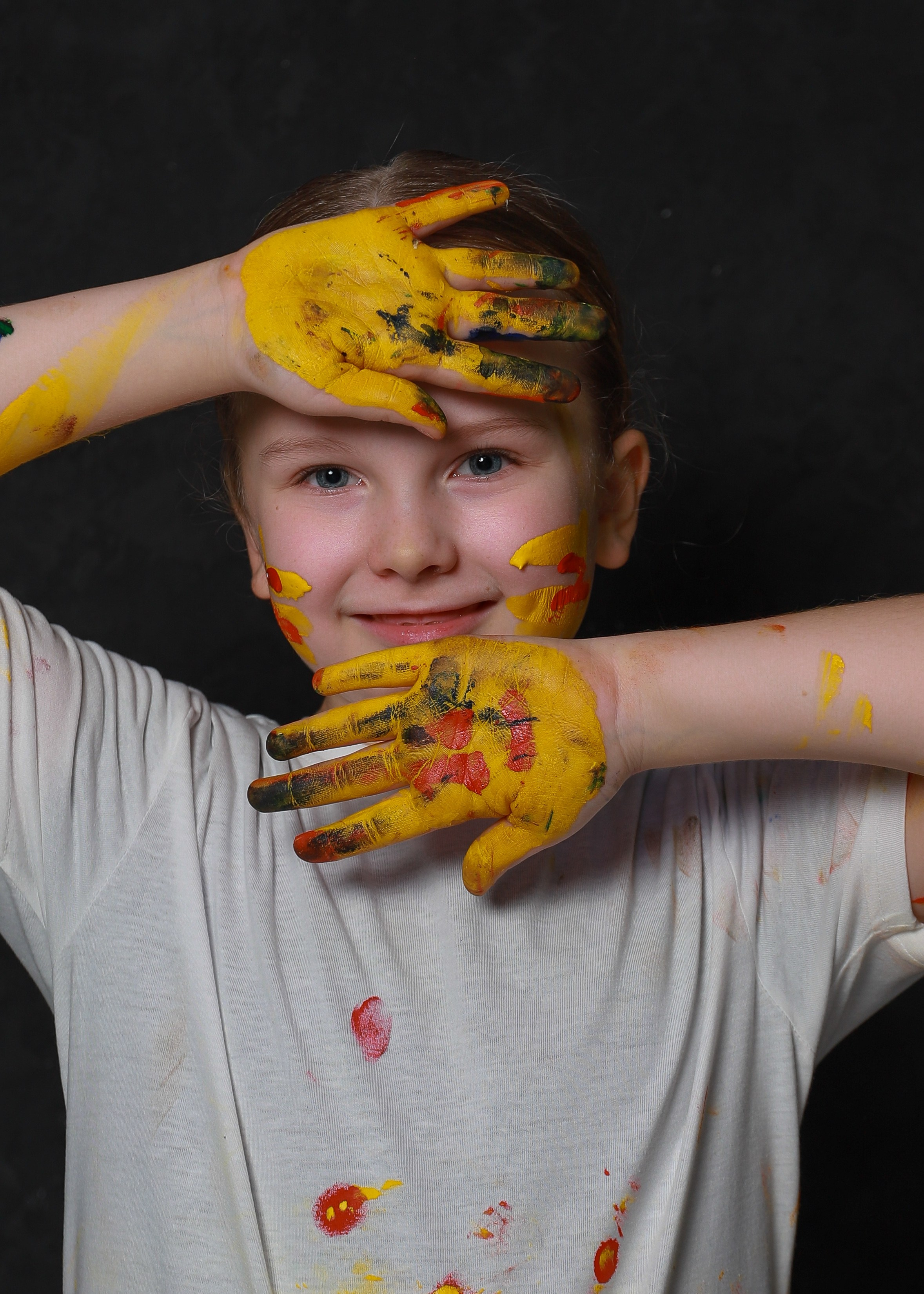 Младшие с красками. Фотограф Юлия Мальцева