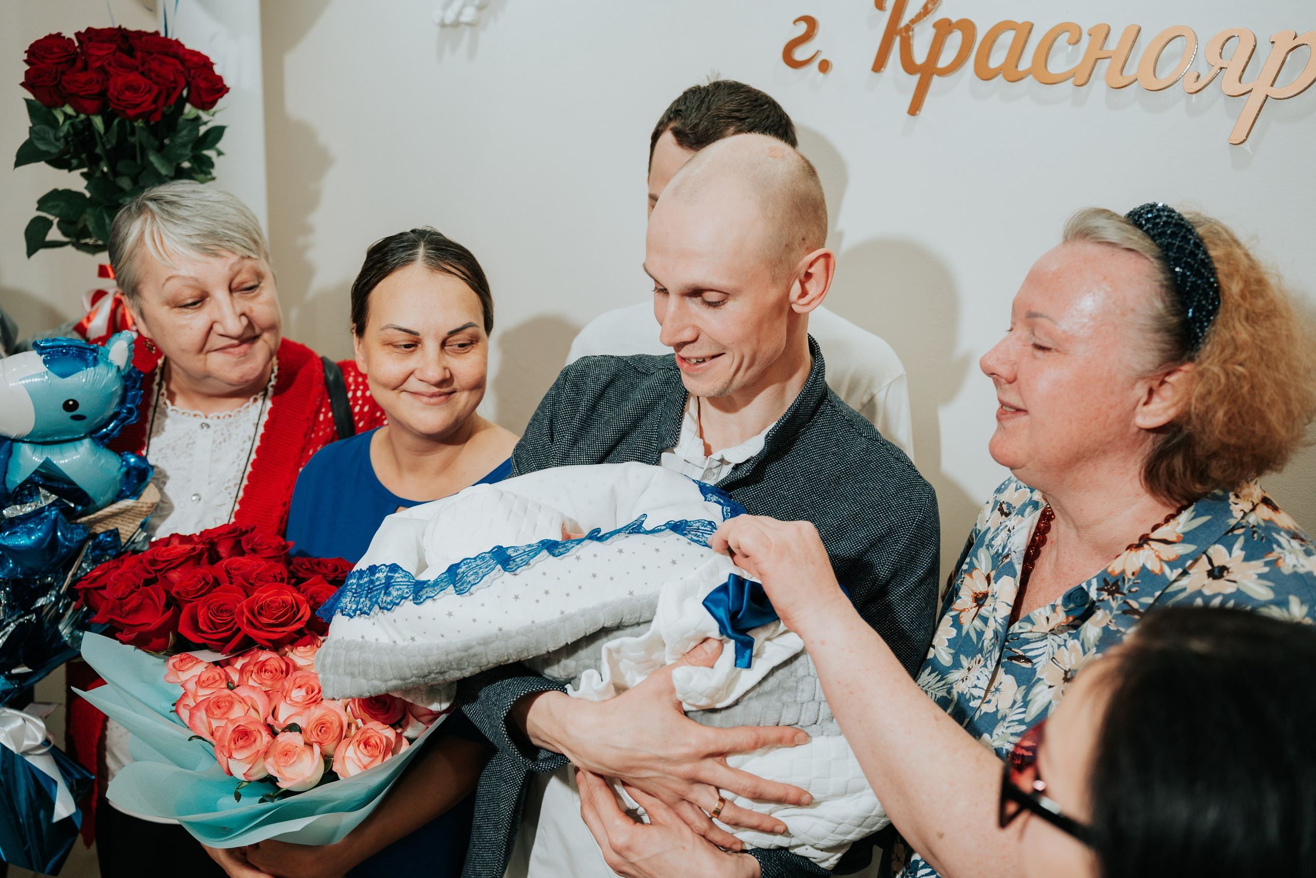 Выписка из роддома: Вадим, Анастасия и сын Руслан. Репортажный фотограф Красноярск