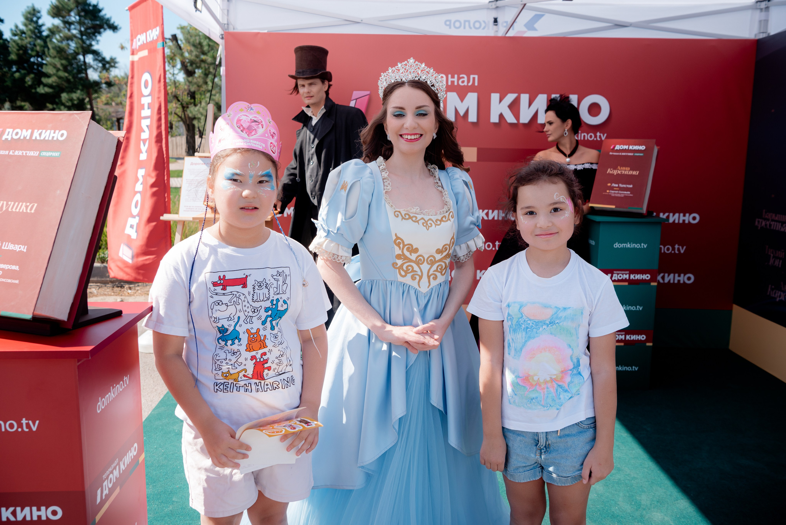 Портретные фото с артистами в палатке Триколор Дом Кинов на день города Волгоград. Фотограф в Волгограде и Волжском Александр Горбань