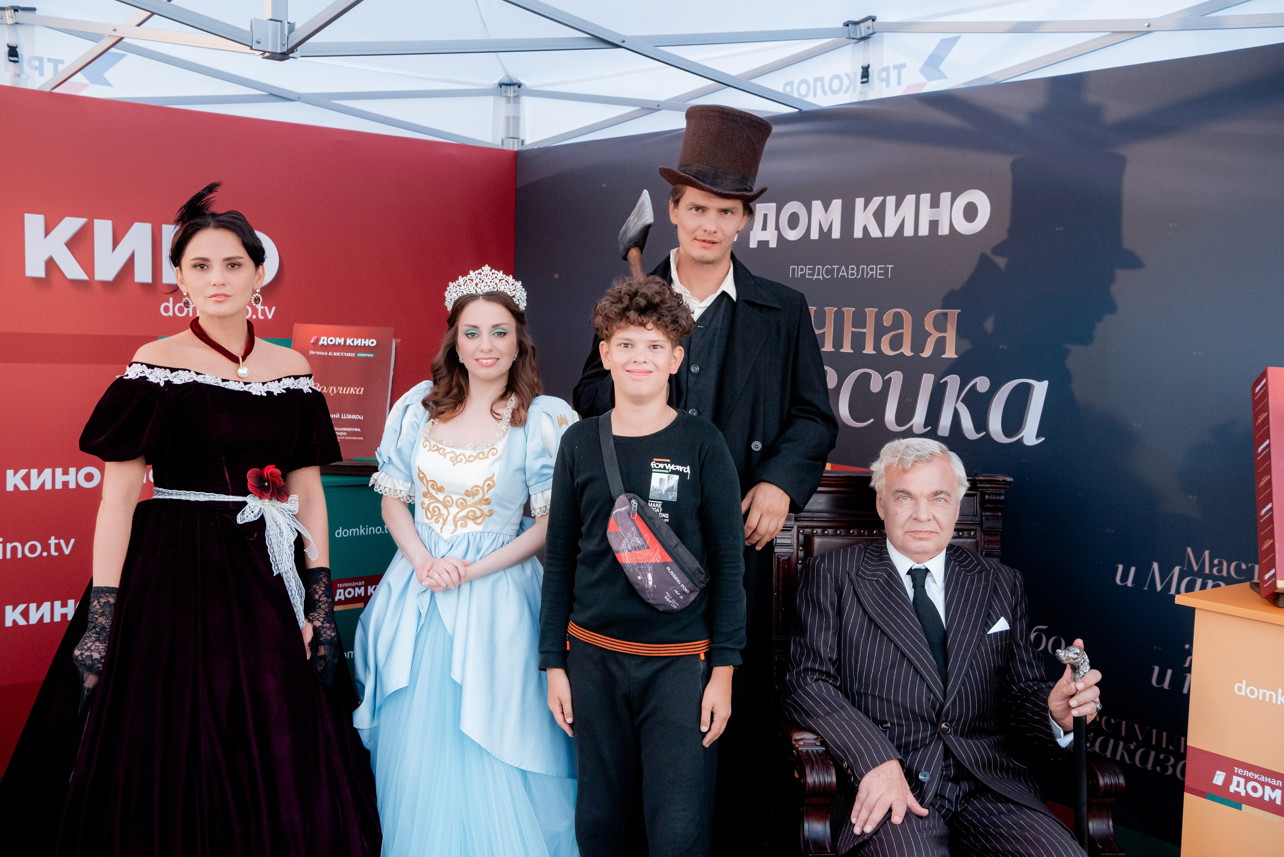 Портретные фото с артистами в палатке Триколор Дом Кинов на день города Волгоград. Фотограф в Волгограде и Волжском Александр Горбань