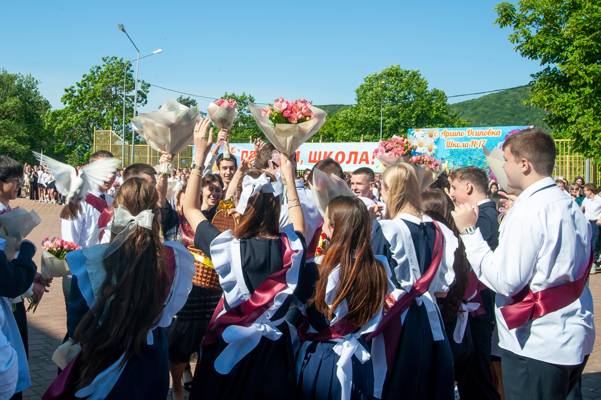 Последний Звонок МАОУ СОШ № 17 им. Эдуарда Есаяна — Архипо-Осиповка. Свадебный и семейный фотограф Денис Лукьянов в Краснодаре, Краснодарском крае и Республике Крым