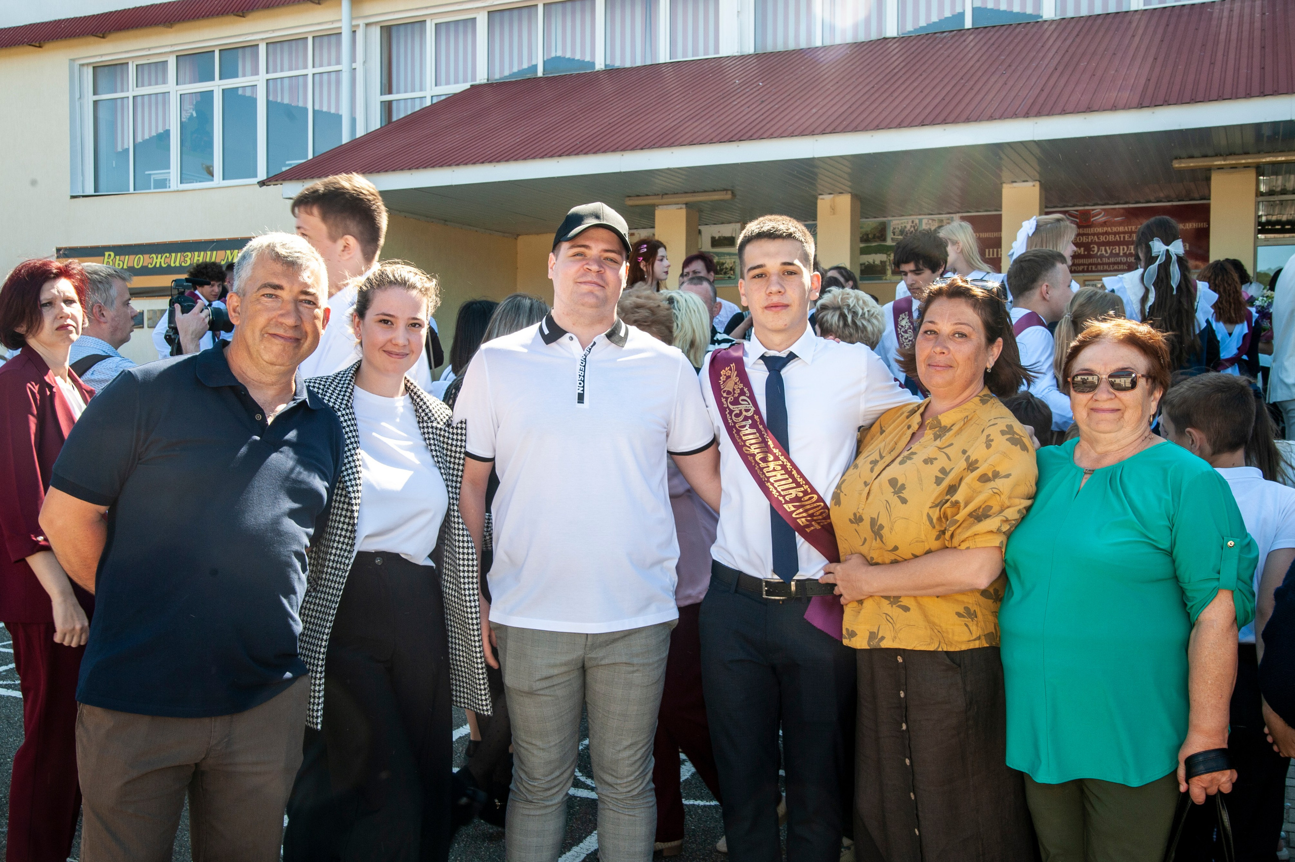 Последний Звонок МАОУ СОШ № 17 им. Эдуарда Есаяна — Архипо-Осиповка. Свадебный и семейный фотограф Денис Лукьянов в Краснодаре, Краснодарском крае и Республике Крым