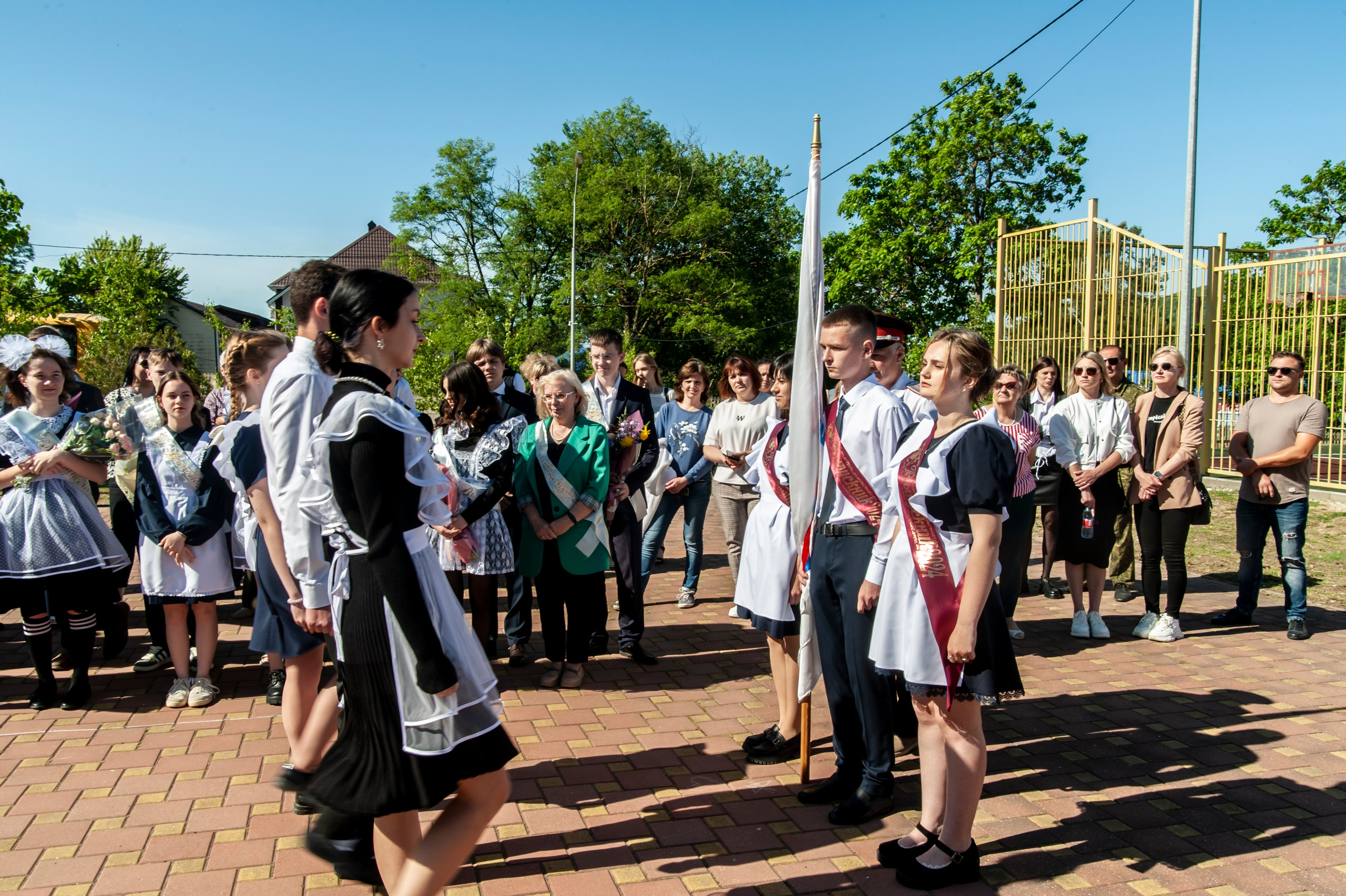 Последний Звонок МАОУ СОШ № 17 им. Эдуарда Есаяна — Архипо-Осиповка. Свадебный и семейный фотограф Денис Лукьянов в Краснодаре, Краснодарском крае и Республике Крым