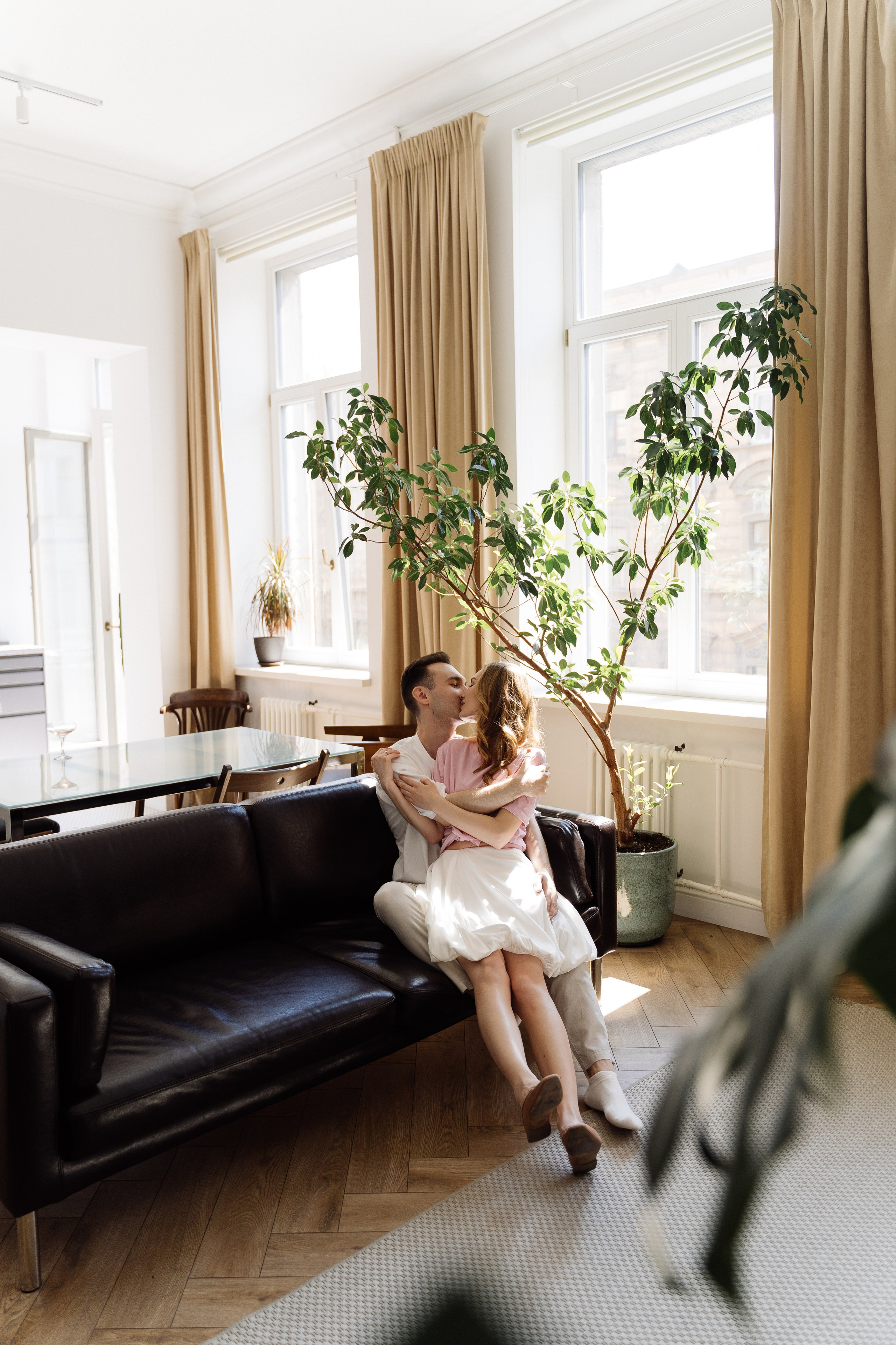 Камерная свадьба на фонтанке в сезонах. Свадебный фотограф организатор в Санкт-Петербурге Ассоль Опарина