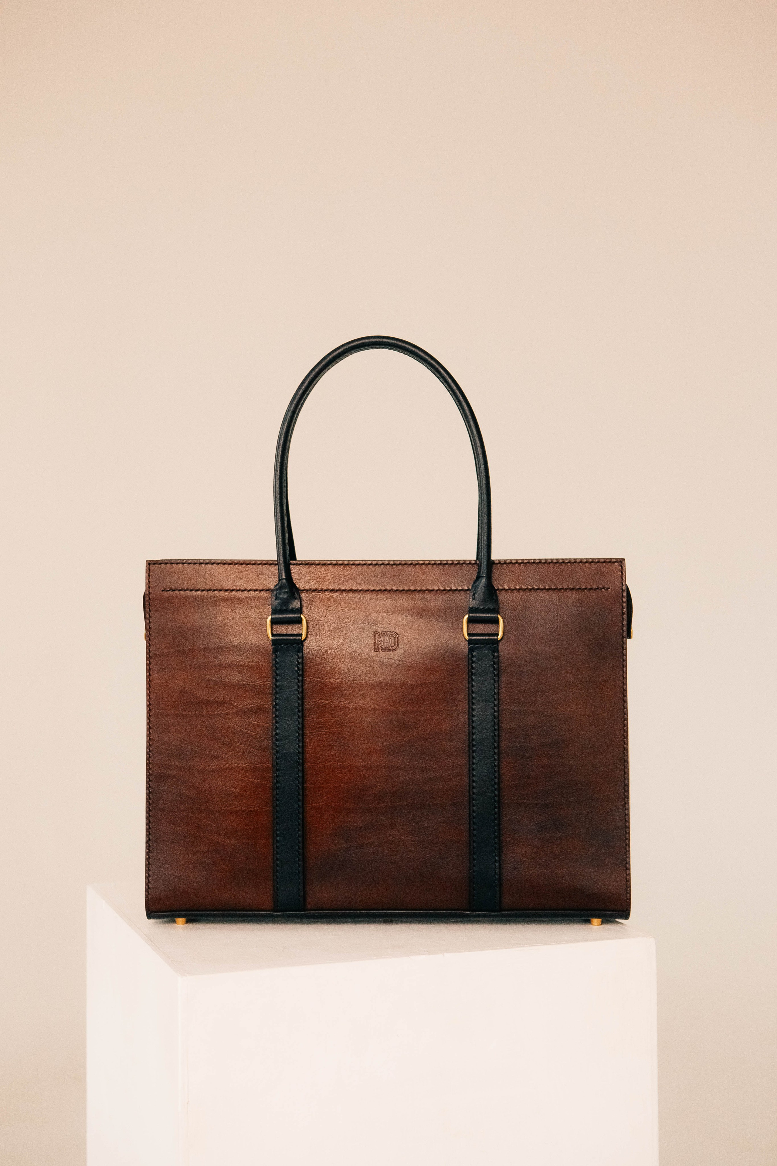 Анна Гречаная и изделие Дана Настаса 💼. Фотограф Ольга Крукле