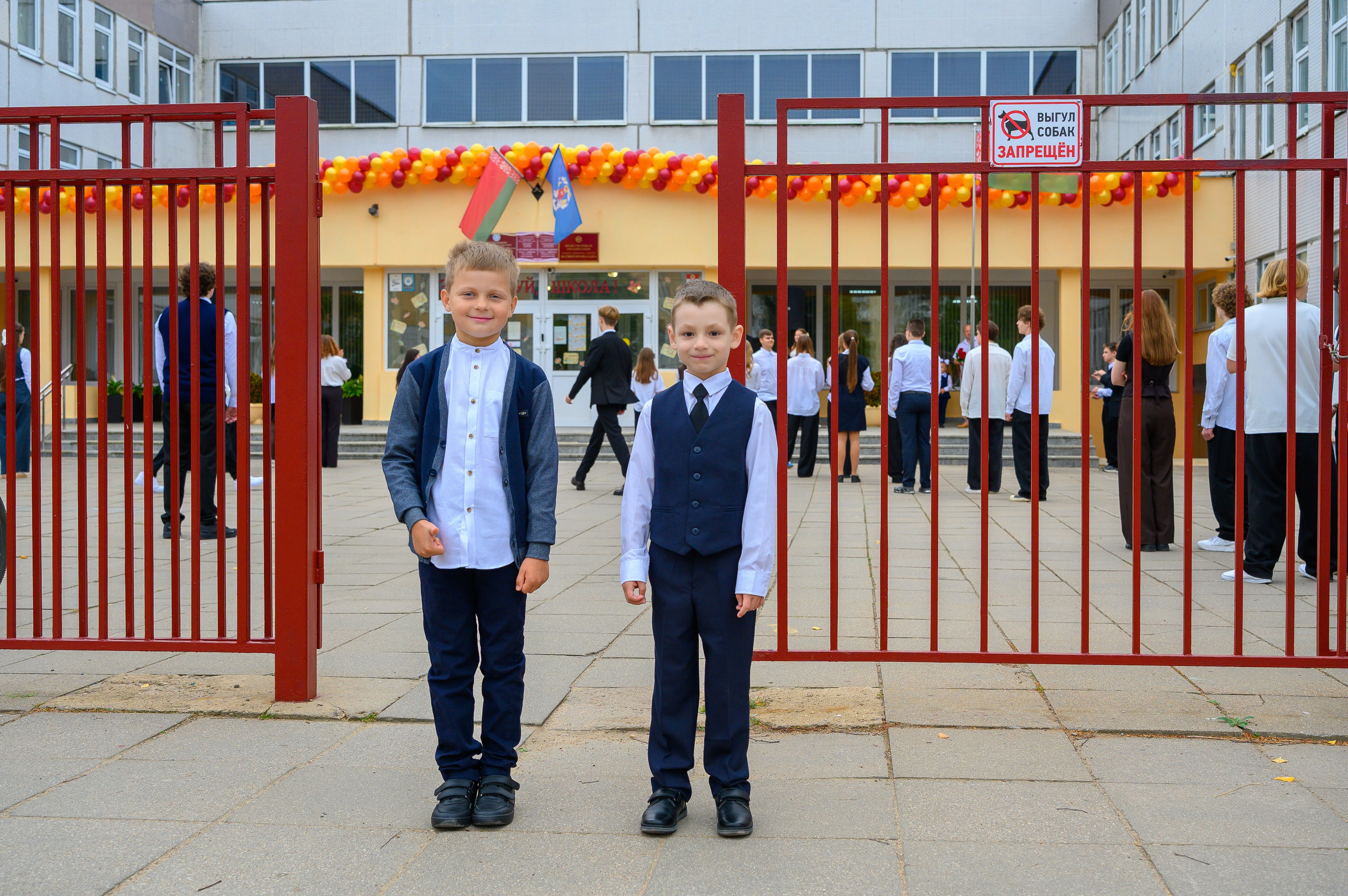 Вот звучит первый звонок, перед этим долгое приготовление к новому этапу в жизни, Яромир идет в школу. Фотоуслуги, услуги фотографа, фотографирование важных событий