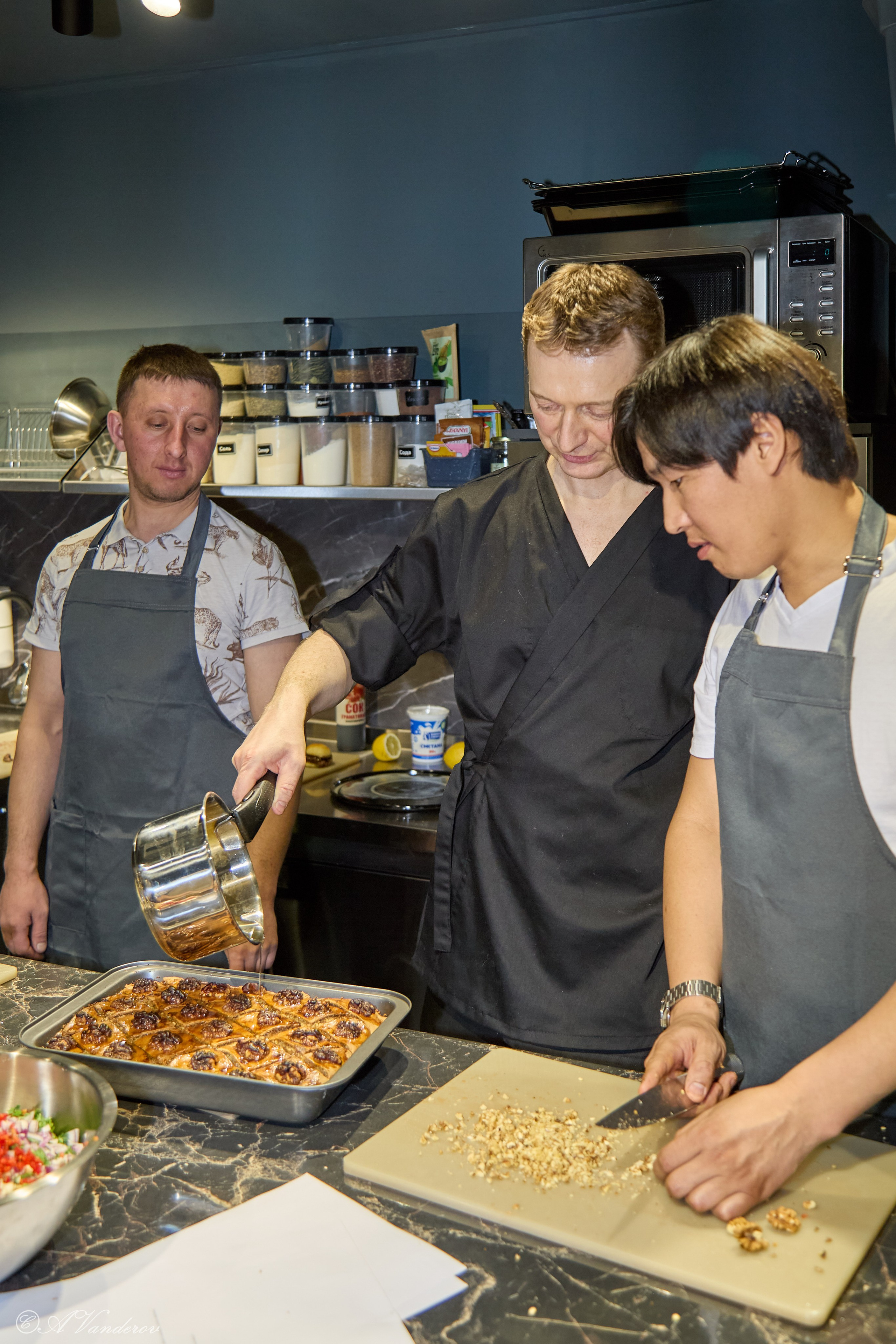 Мужские разговоры на кухне. Фотограф Омск | Александр Вандеров