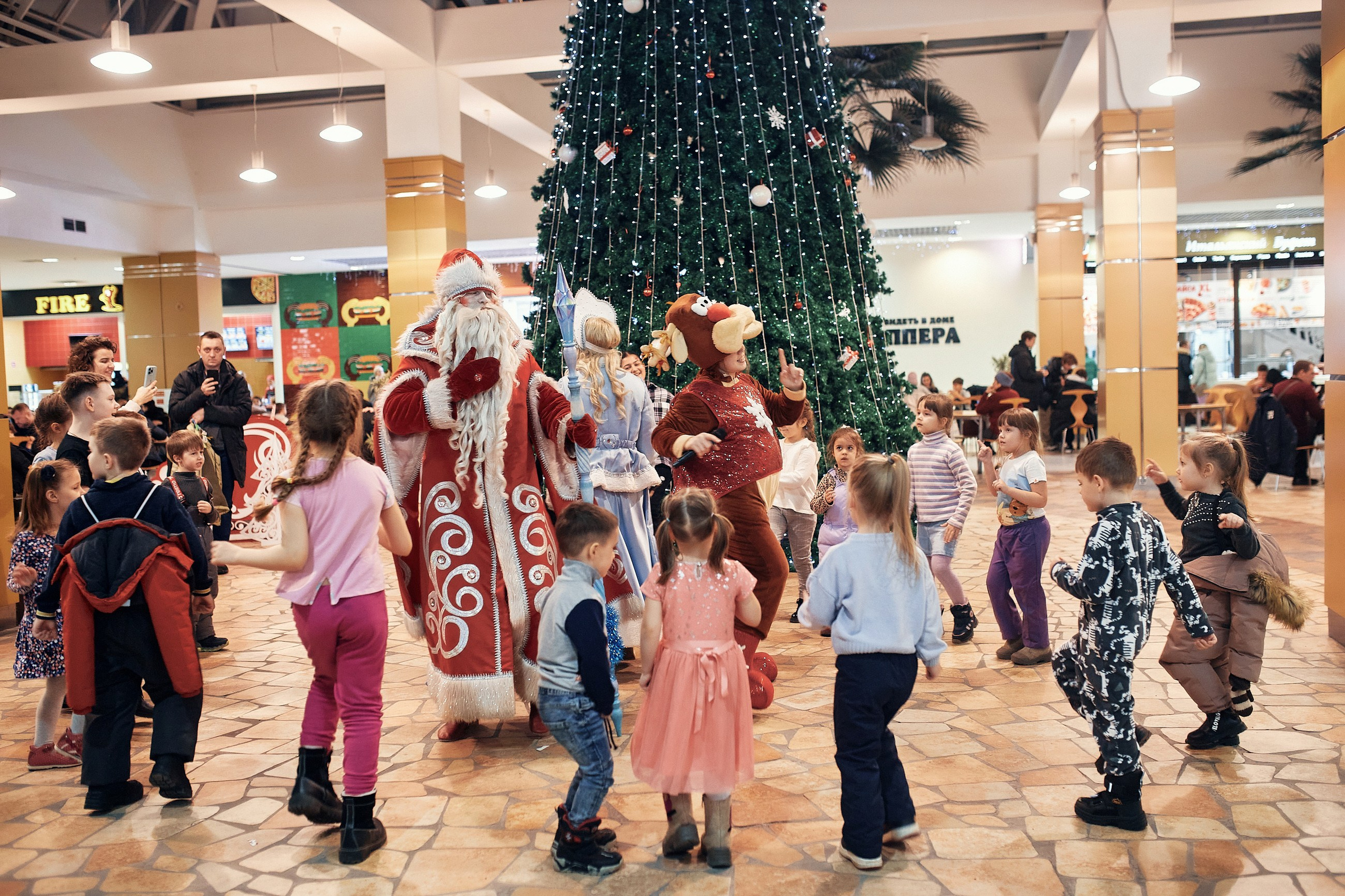 Детский новогодний праздник в ТЦ Июнь. Семейный и репортажной фотограф в Красноярске и Москве Виктор Бабинцев