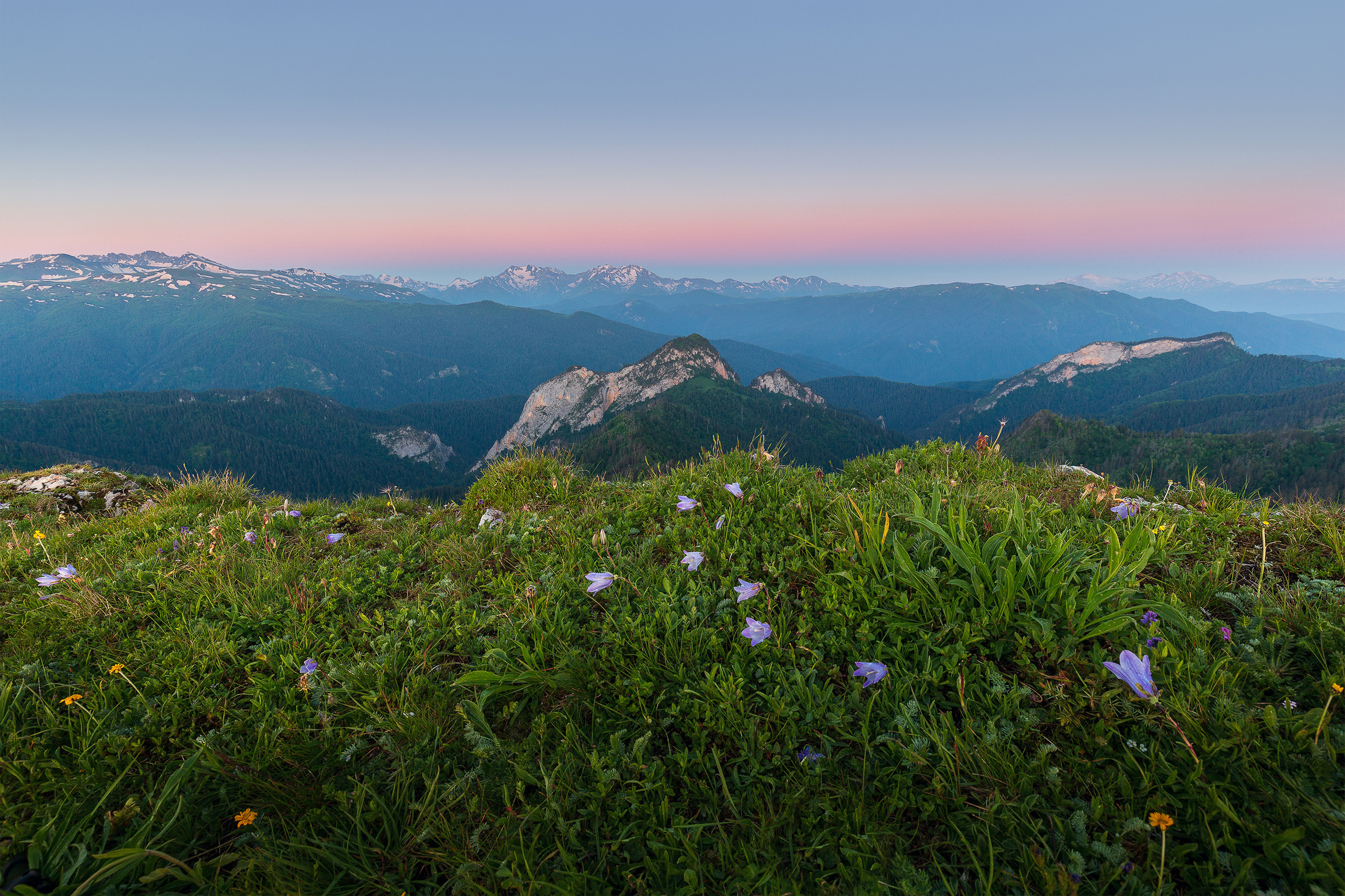 Встречая рассвет в горах Кавказа. Природный парк "Большой Тхач". Республика Адыгея, июнь 2018 год.