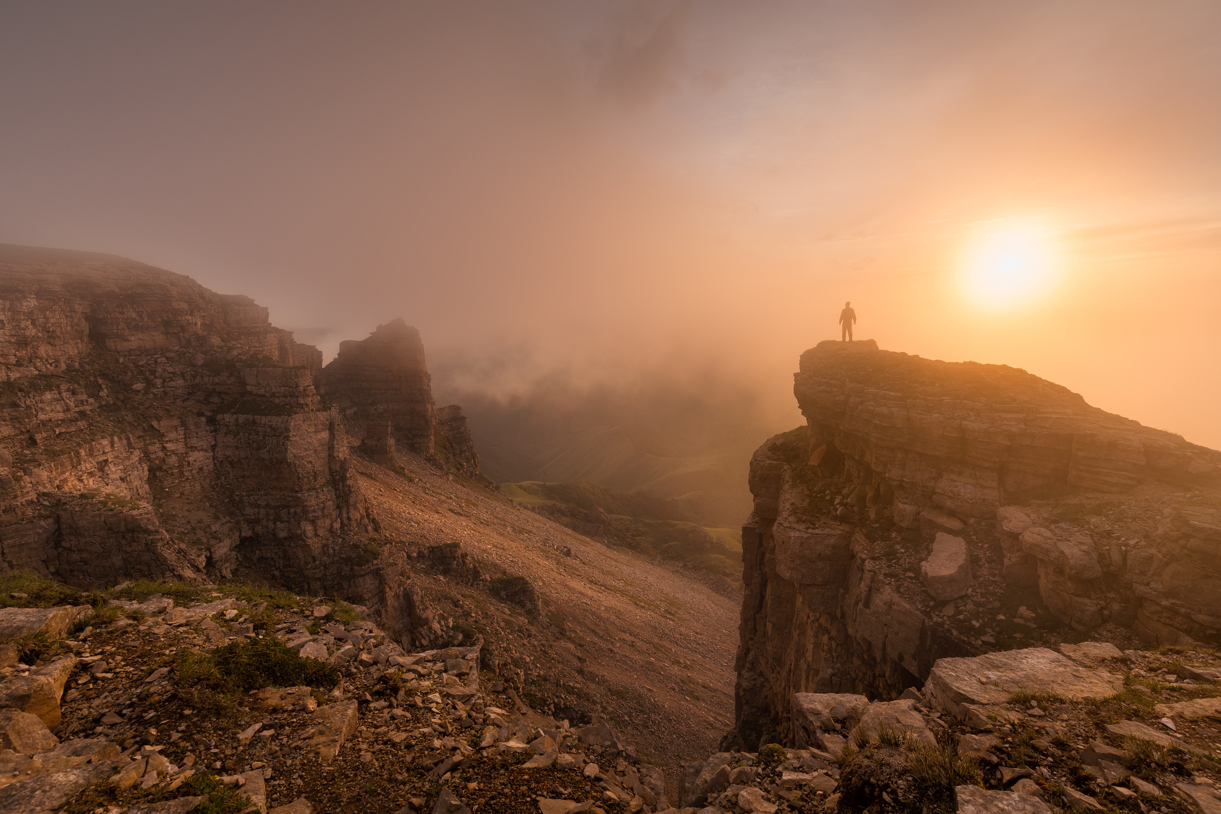 В погоне за солнцем. Плато Бермамыт – это действительно «генератор облаков» приехав в безоблачную погоду уже через некоторое время оказываешься в другом мире... и вот уже стоишь в тумане, в сквозь который пробивается закатное солнце...⠀Плато Бермамыт - обязательно к посвящению! Россия, Карачаево-Черкесская Республика, Плато Бермамыт, июнь 2019 год.  