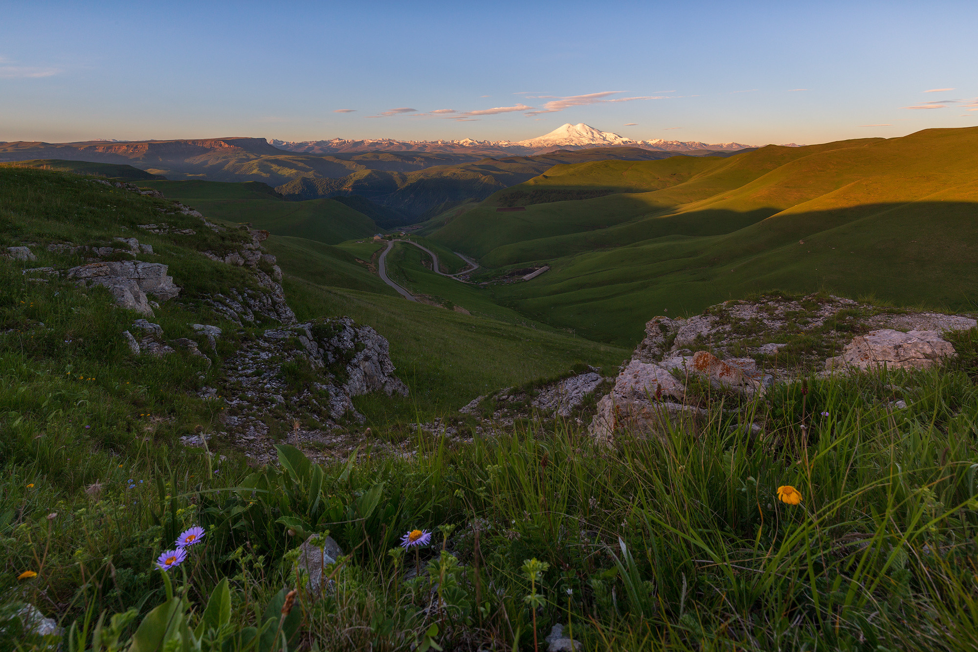 Рассвет на плато Шатджатмаз, вдалеке величественный Эльбрус