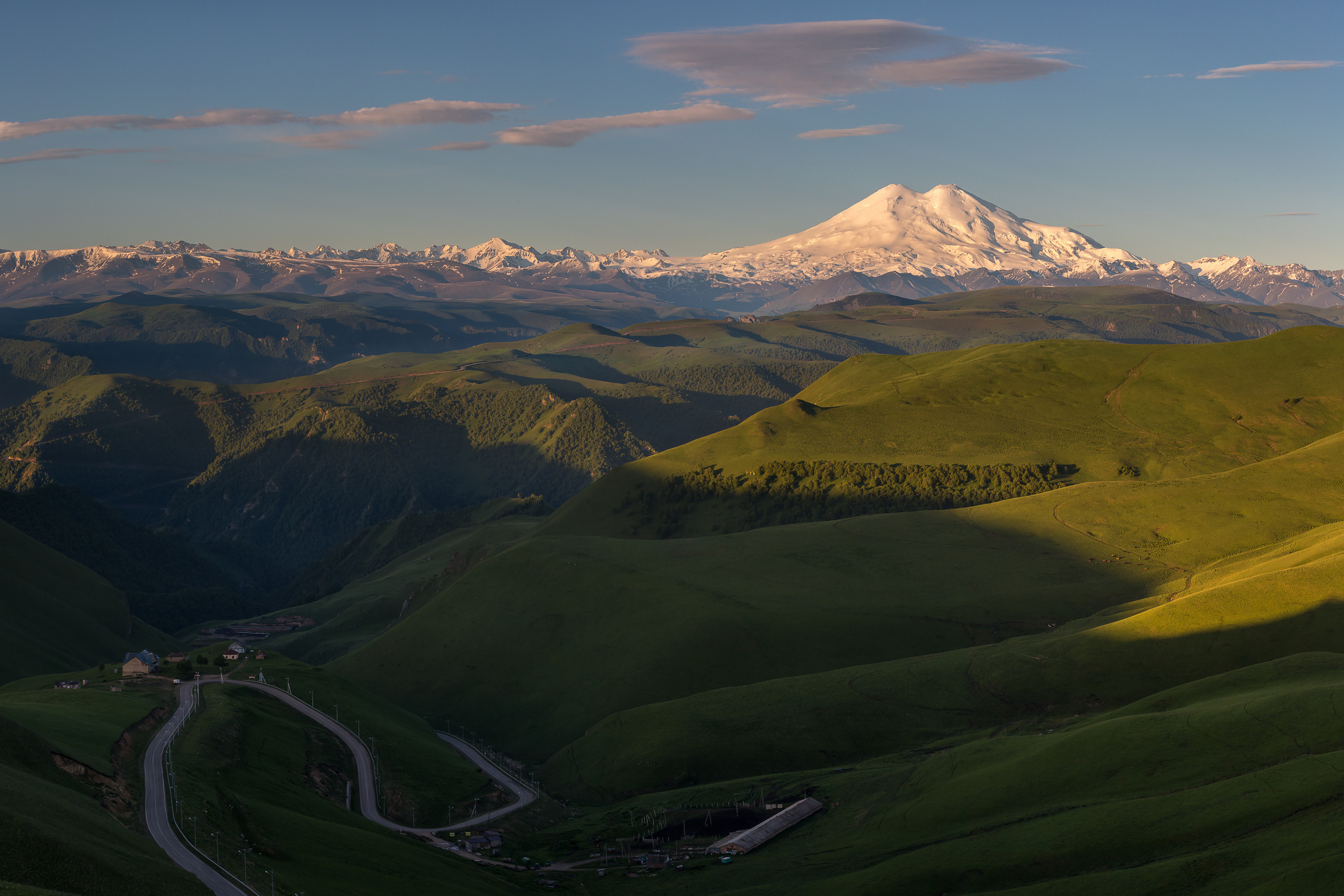 Эльбрус в лучах солнечного света. Вид с плато Шатджатмаз