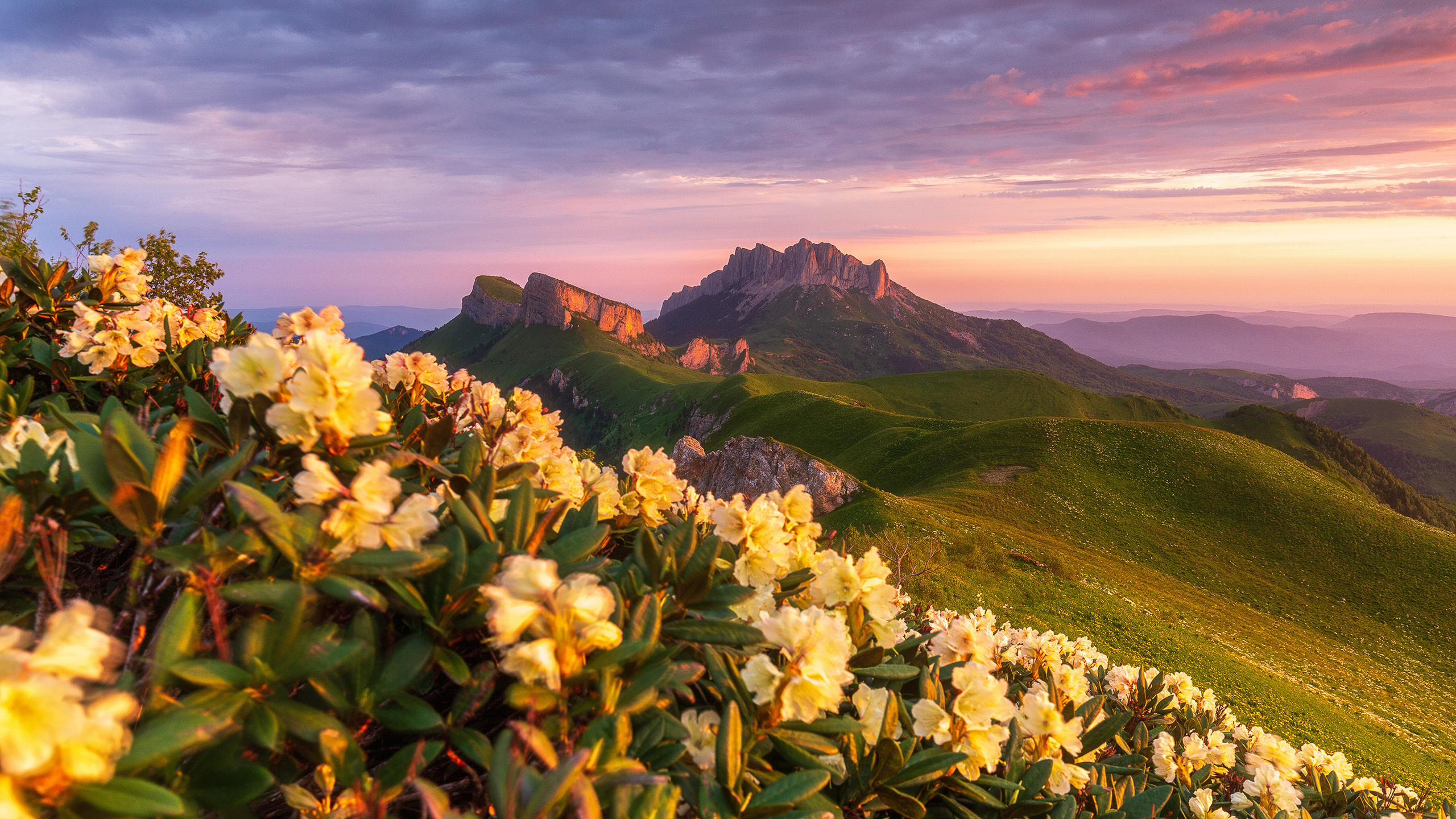 Вид на гору Большой Тхач на рассвете