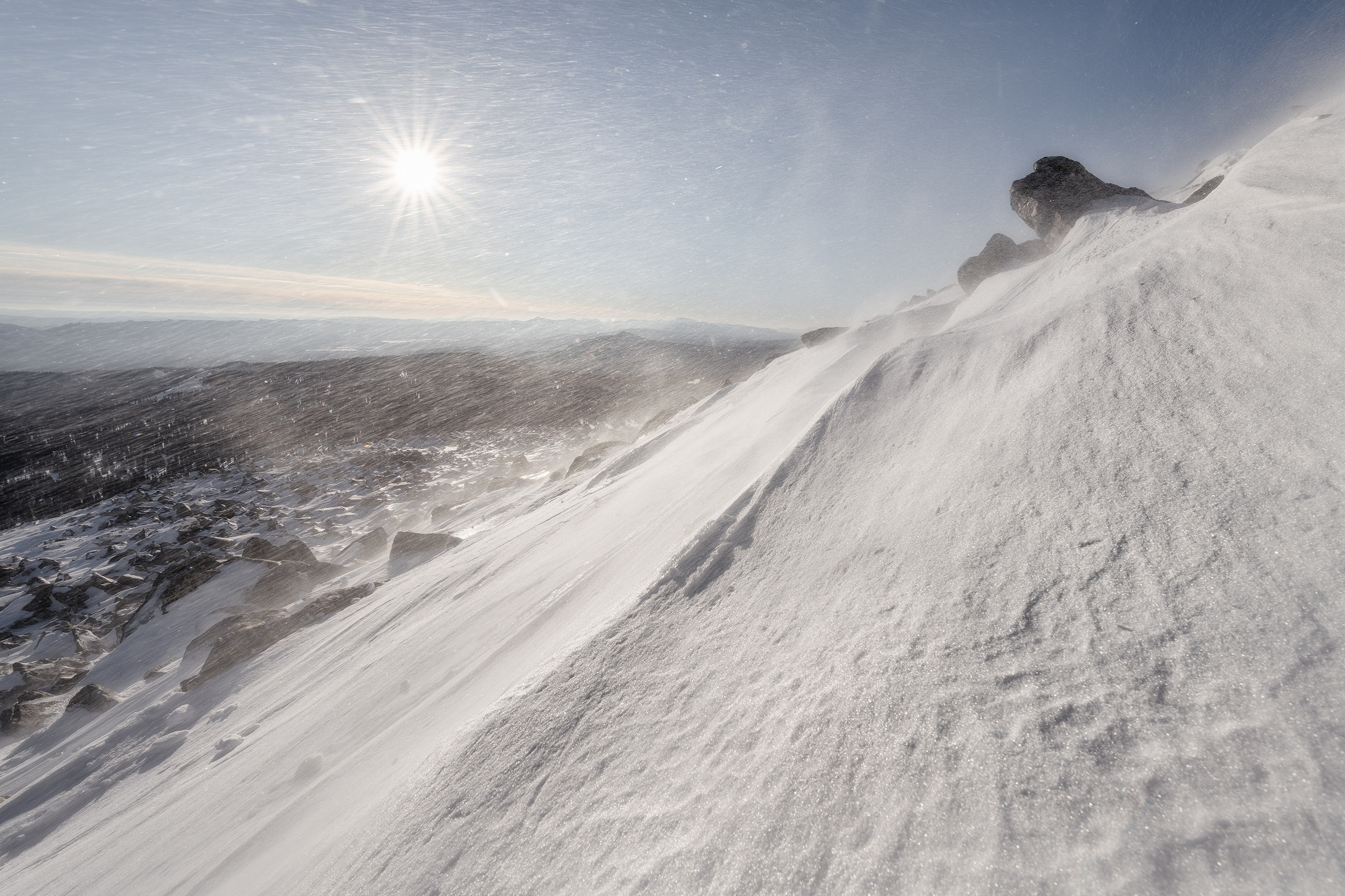 Горными тропам. Я очень люблю горы, особенно горы Кавказа, но сейчас не о них. Переехав в город Тюмень, я чуточку ближе стал к горам, пусть не Кавказским, но тоже не менее красивым и живописным. Начинаю знакомство с горами Южного Урала.Солнце, пронизывающий ветер, снег в лицо, это мое второе знакомство с горами на этот раз подъем на гору Поперечная, вторая по высоте вершина хребта Зигальга. Россия, Челябинская область, Национальный парк «Зигальга», декабрь 2021.