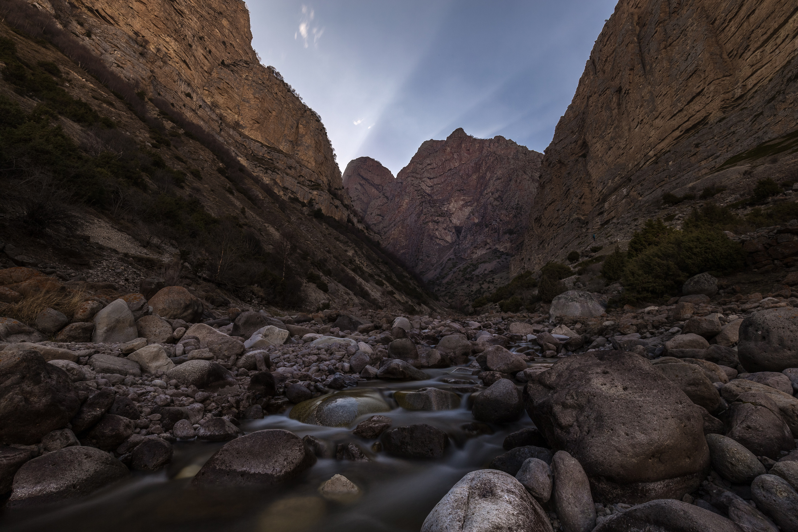 Закат в ущелье Джилги-Су. Кабардино-Балкарская Республика, недалеко от поселения Эльтюбю.