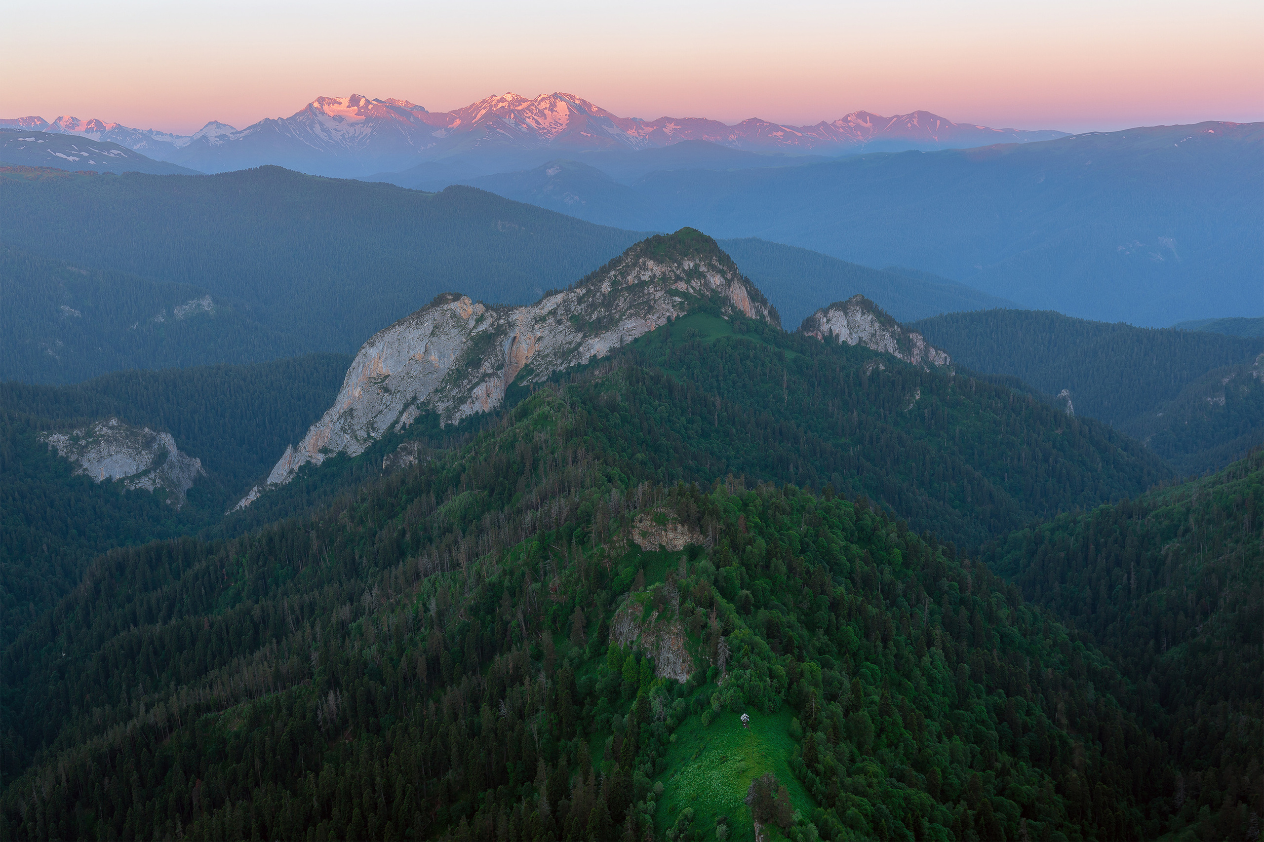 Рассвет в горах природного парка Большой Тхач