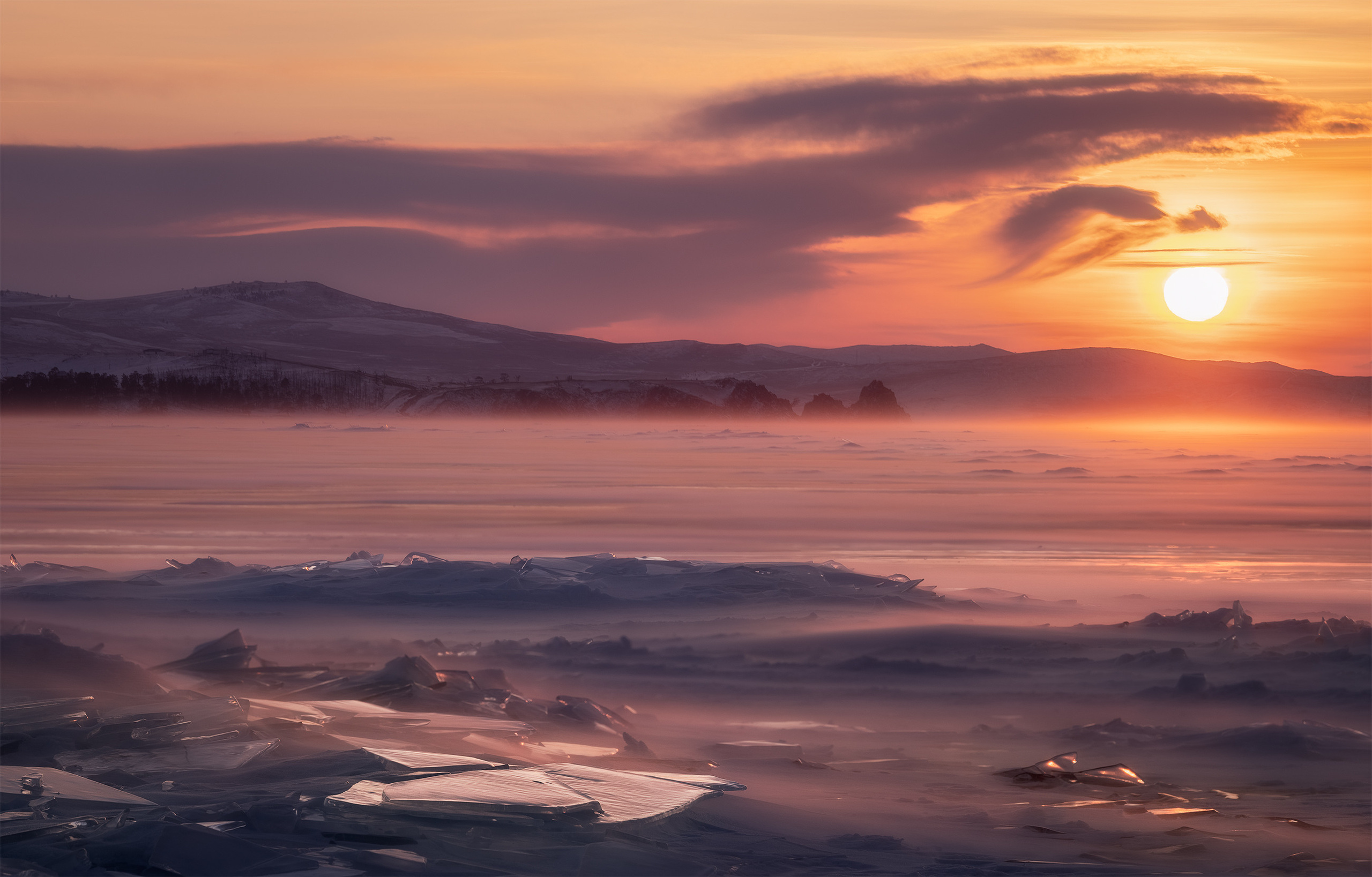 Звезда по имени Солнце. По количеству солнечных дней Байкал превосходит Кавказ и некоторые другие регионы. Так суммарная продолжительность солнечного сияния на озере рекордна для России и достигает 2524 часов! На горизонте скала Шаманка. Россия, Иркутская область, Ольхонский район, остров Харанцы, январь 2021 год.