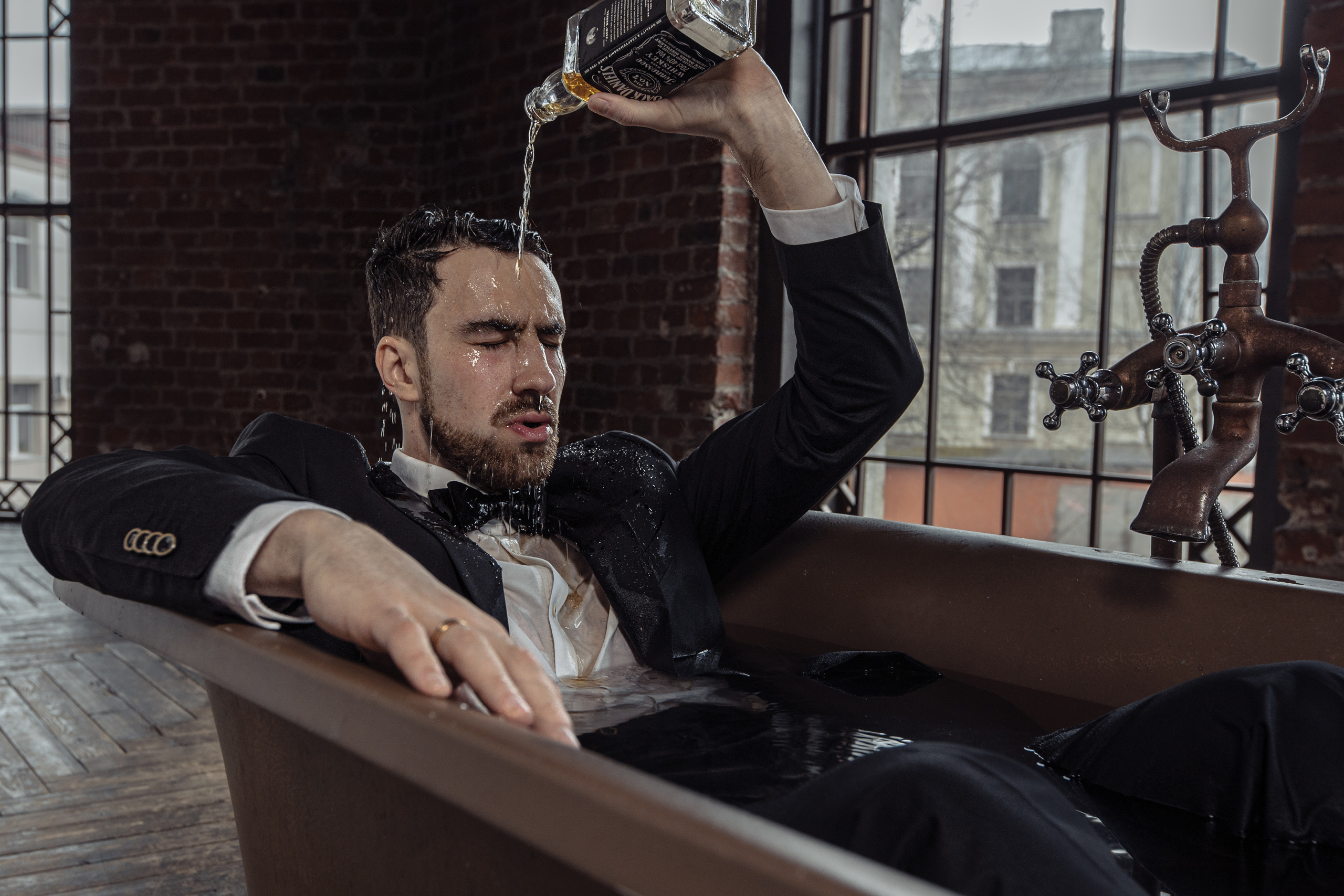 Мужик в ванне. Ева Демидова. Спортсмен по конкуру в Санкт-Петербуре