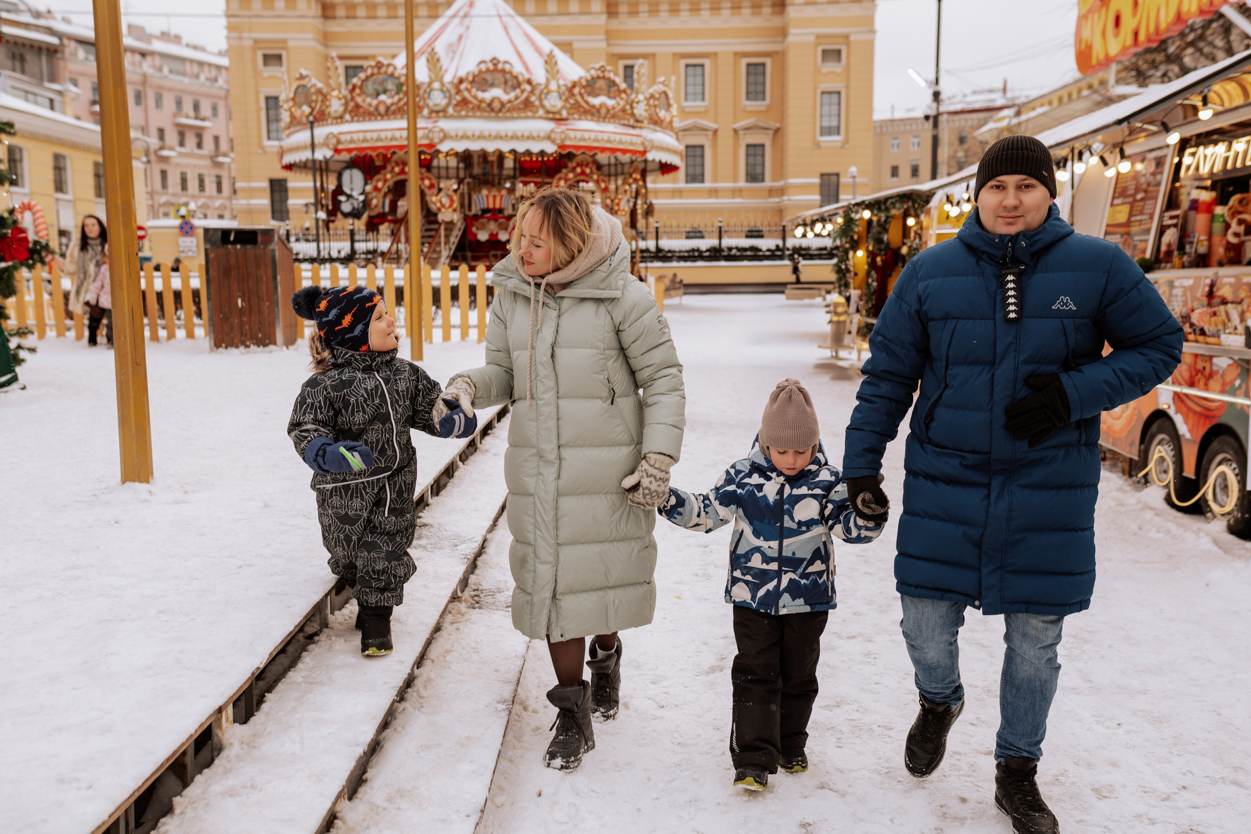 Семейная, Манежная площадь
