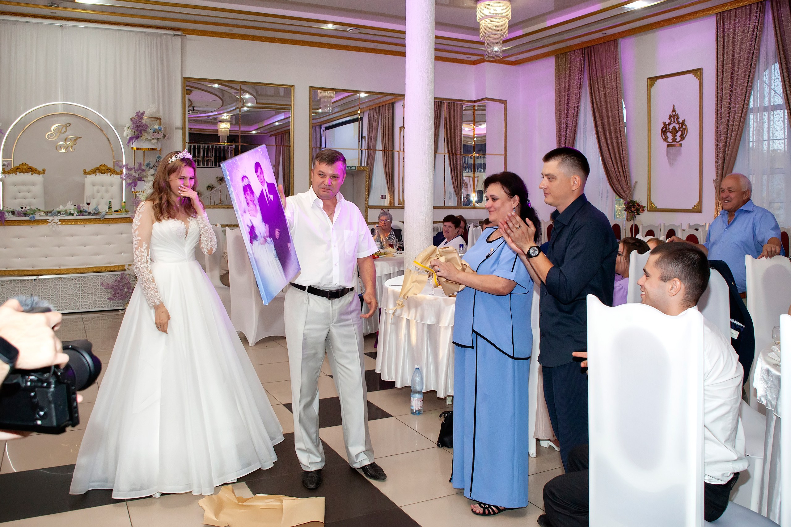 Подарок молодых своим родителям - трогательные моменты на свадебном банкете