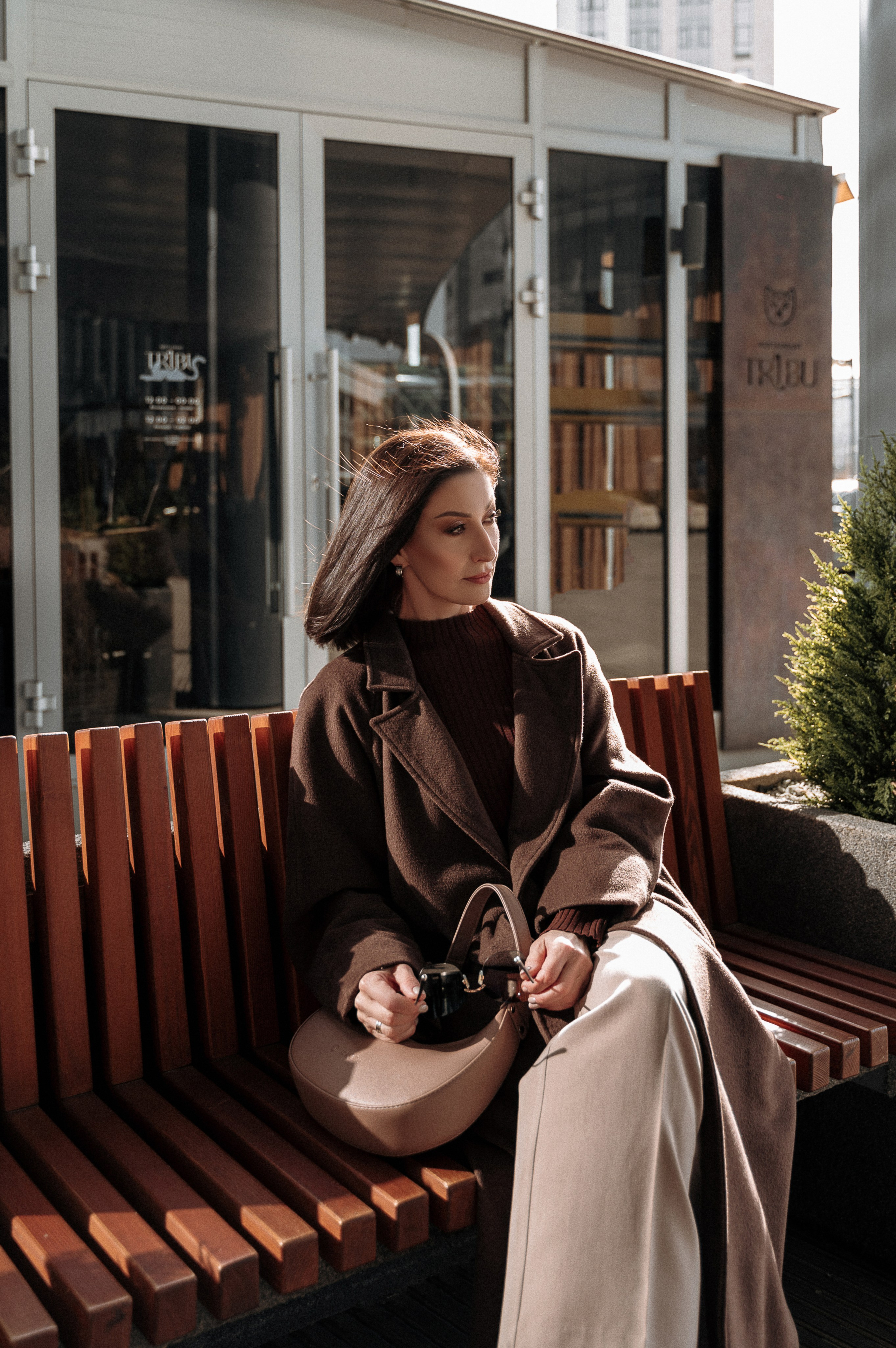 Уличная фотосессия в солнечный день, роскошная женщина