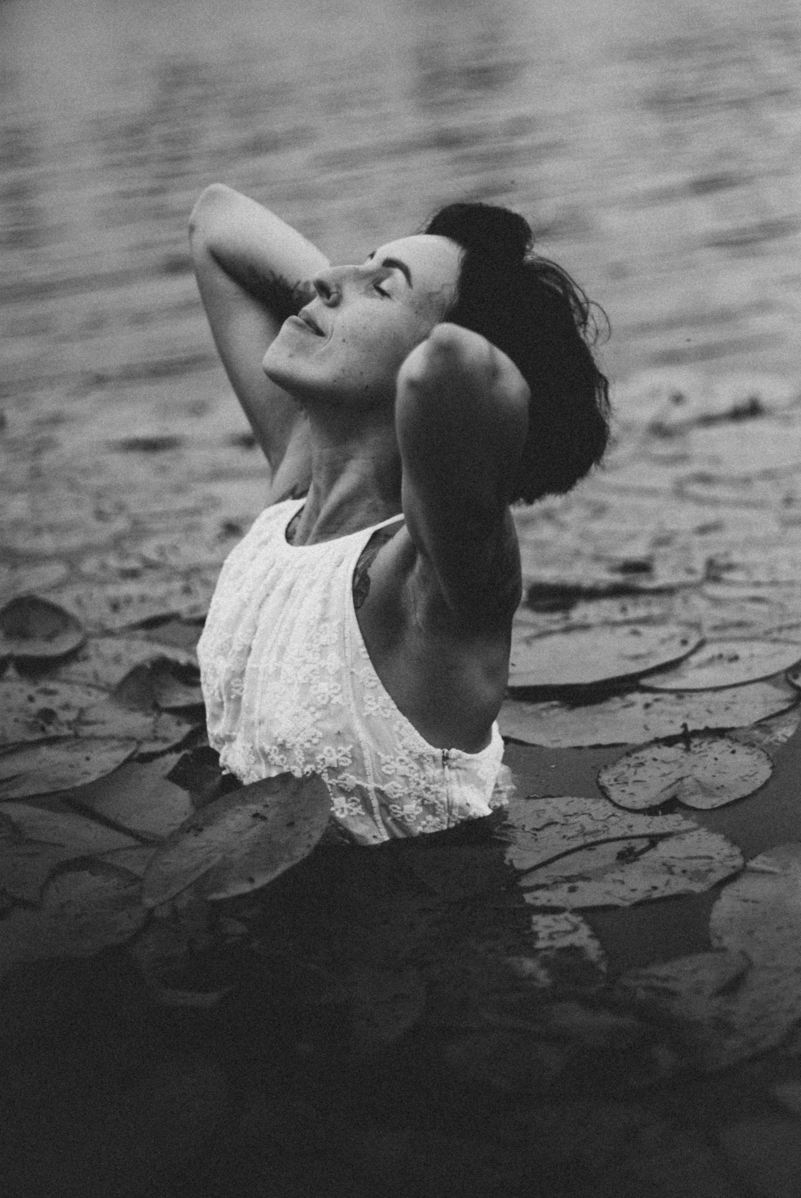 Есенин у реки. Фотограф в Нижнем Новгороде