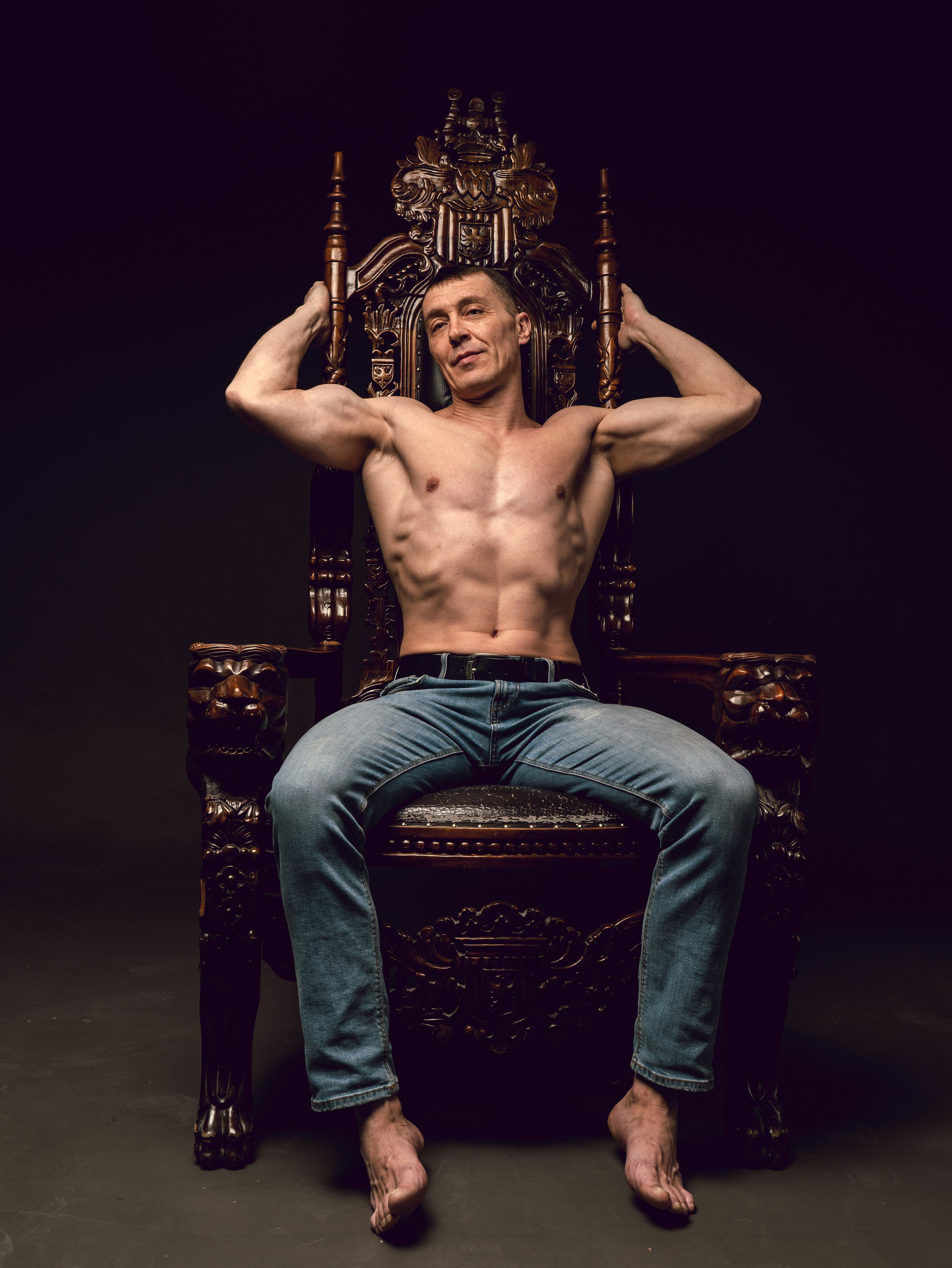 Алексей в темном зале. Фотосессия в Спб в студии, фотограф Панютина Марина