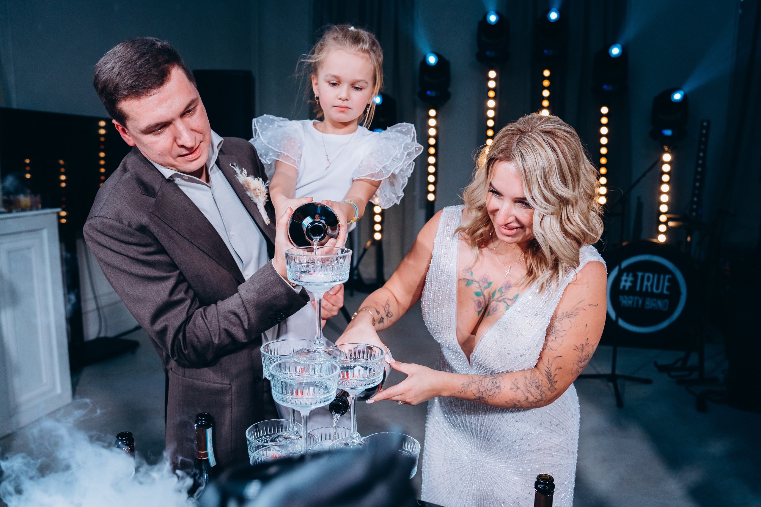 Пара танцует первый танец на свадьбе — динамичные и трогательные кадры профессионального свадебного фотографа в Москве.