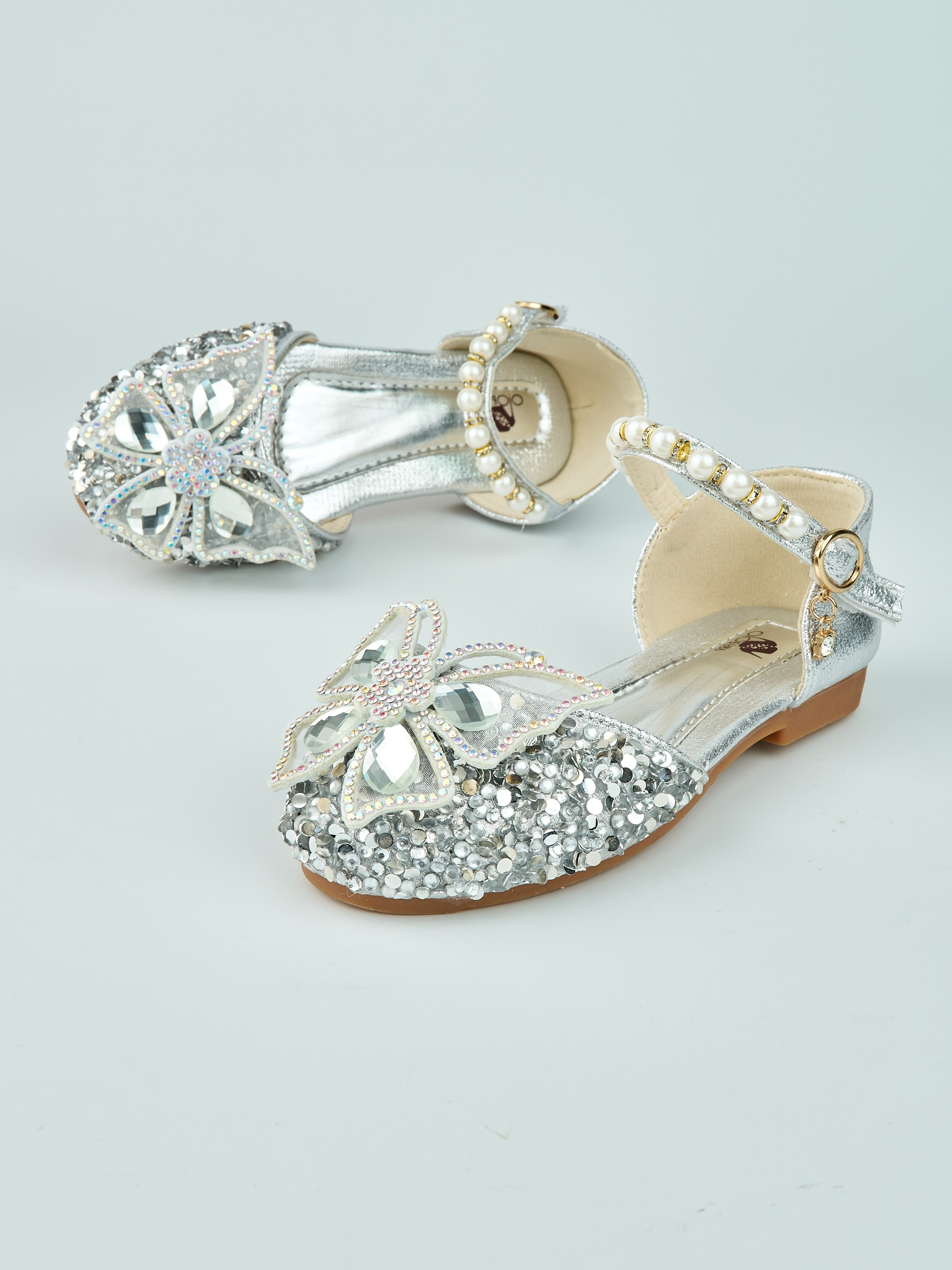 Каталожная фотосъёмка детских туфель для Wildberries