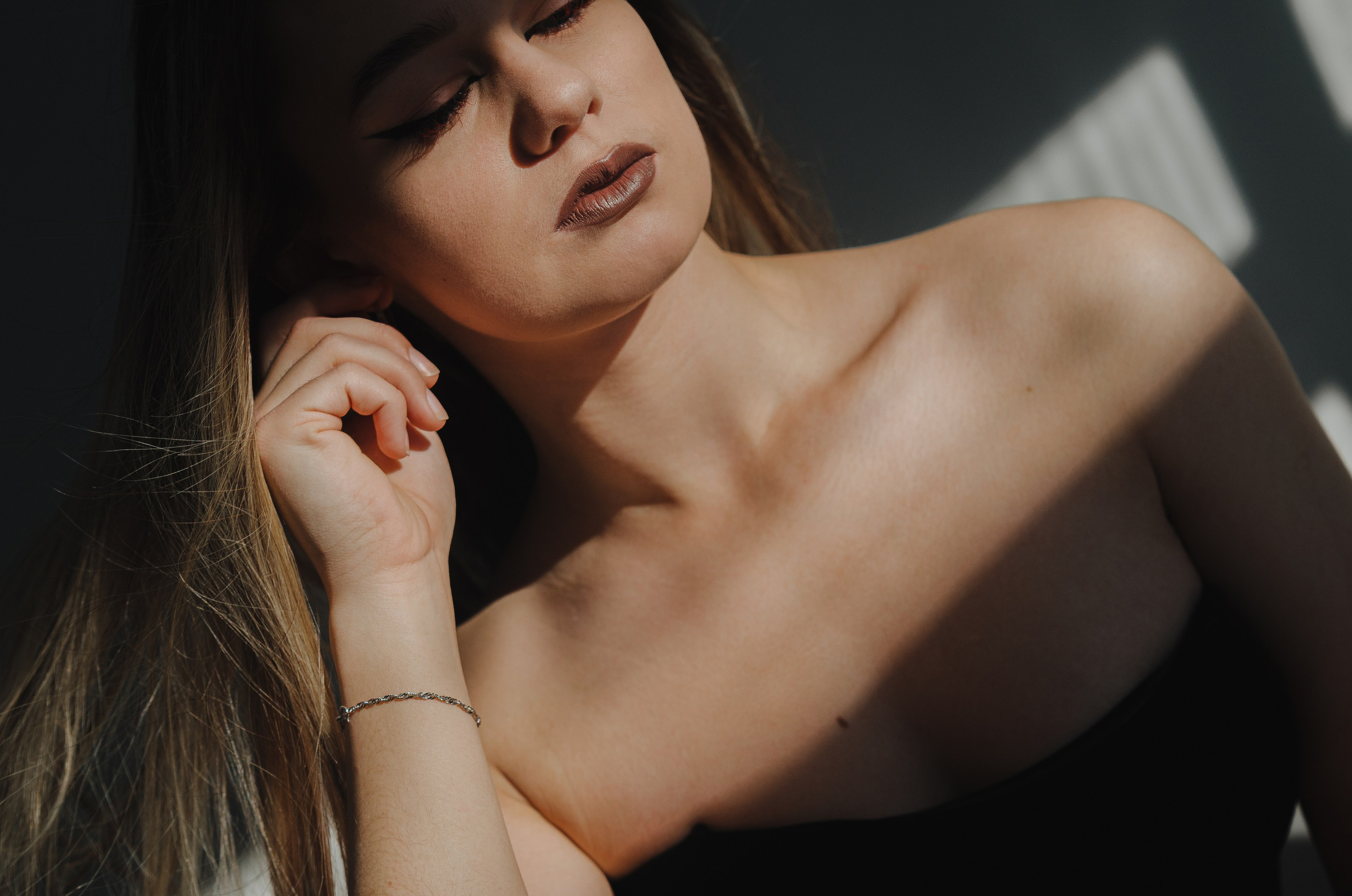 Женская фотосессия в стиле минимализм. Денисова Аля — фотограф для парных съемок и индивидуальных историй в Барнауле