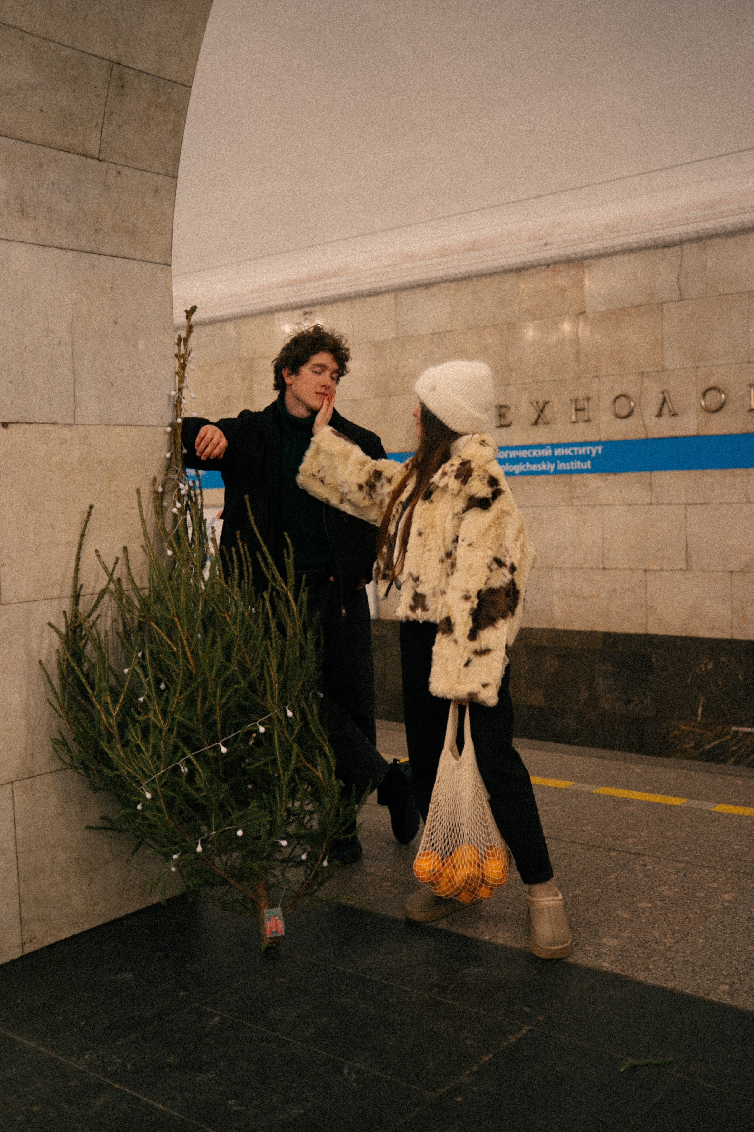 НОВОГОДНЯЯ ПРОГУЛКА ПАРЫ ПО ЧЕРНЫШЕВСКОЙ ПЕРЕД НОВЫМ ГОДОМ. Профессиональный фотограф, Санкт-Петербург — Виктория Богомолова