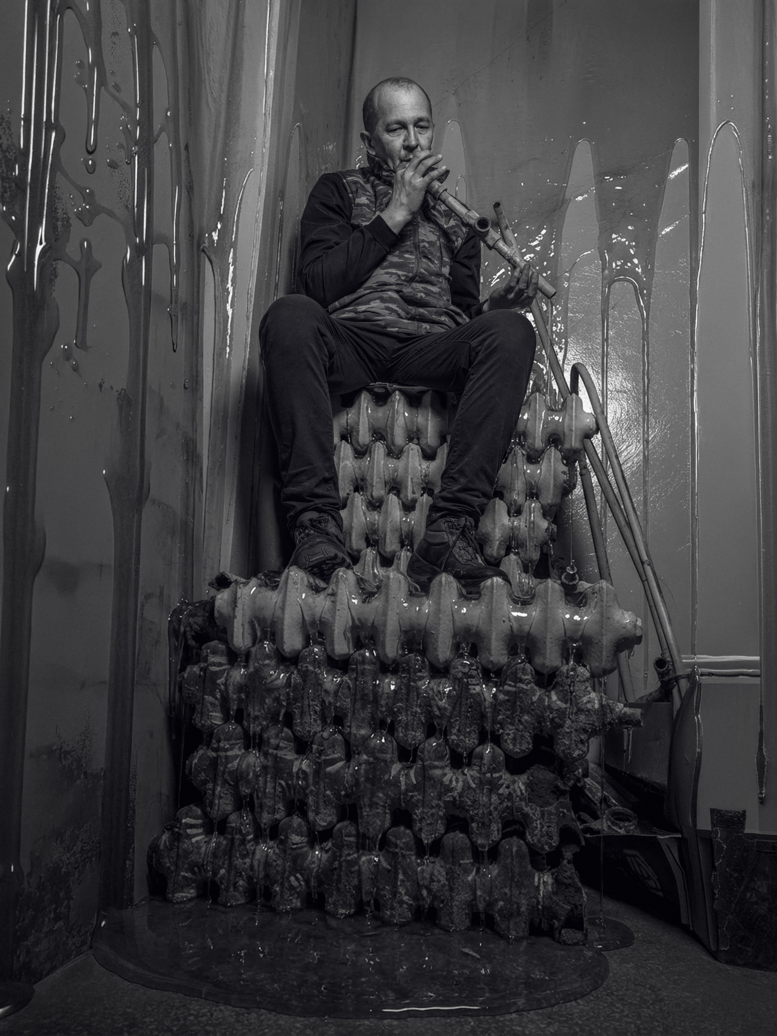 И однажды утром, глядя в зеркало на свое лицо, ты понимаешь, что она наконец застыла. Полностью. Ты замурован в ней, как муравей в прозрачном янтаре. Ты все еще видишь мир — улицы, огни, лица прохожих, — но он до тебя больше не доходит. Он снаружи. А ты внутри — со всем своим грузом, со всей своей покоящейся в смоле памятью. И нет никакого будущего. Есть только эта ясная, жестокая неподвижность застывшего времени. И тишина.