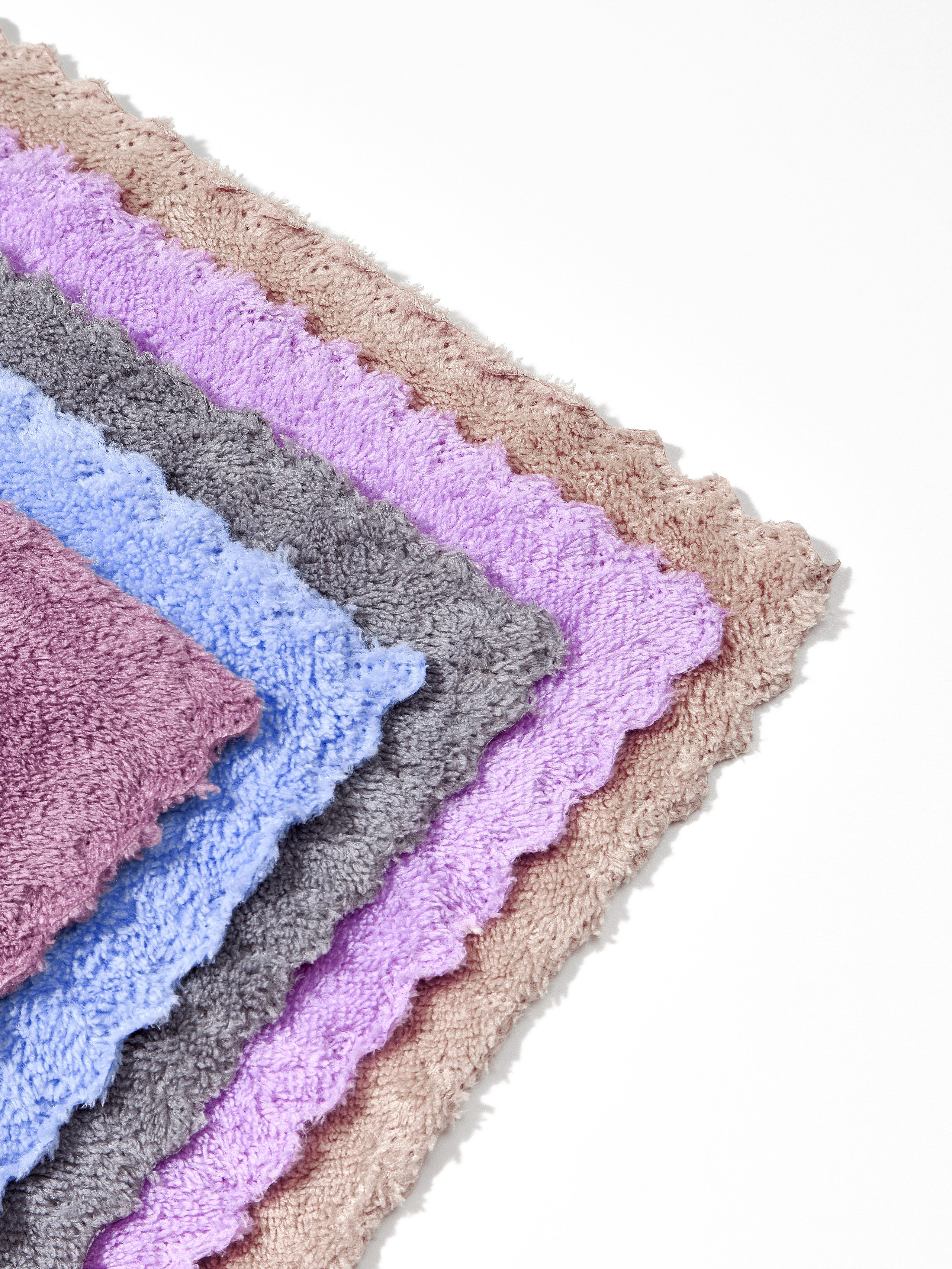 Каталожная фотосъёмка цветных салфеток для уборки на белом фоне