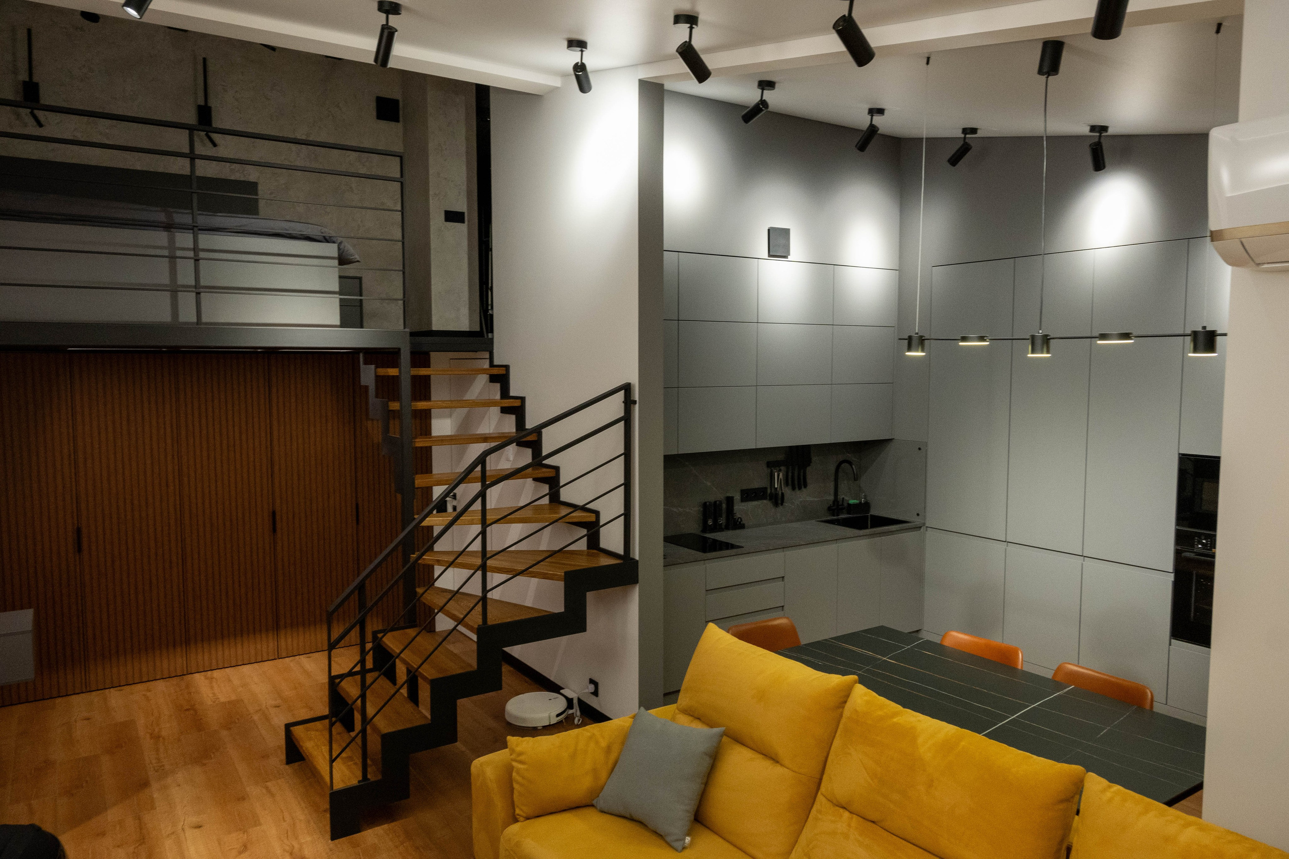 The apartment is on two levels. Fotograf Dmitrii Donets