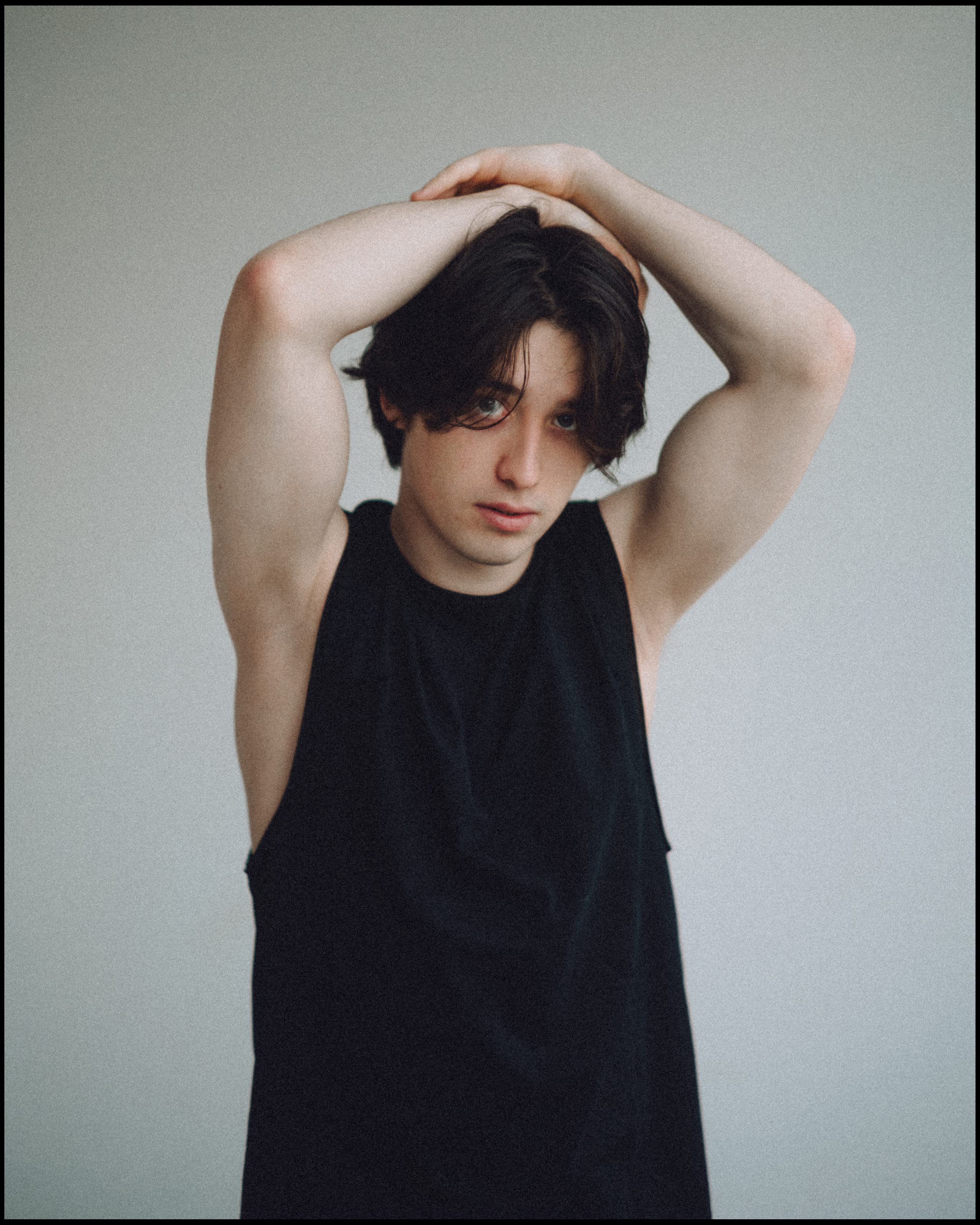 Фотосъёмка музыканта в студии на циклораме