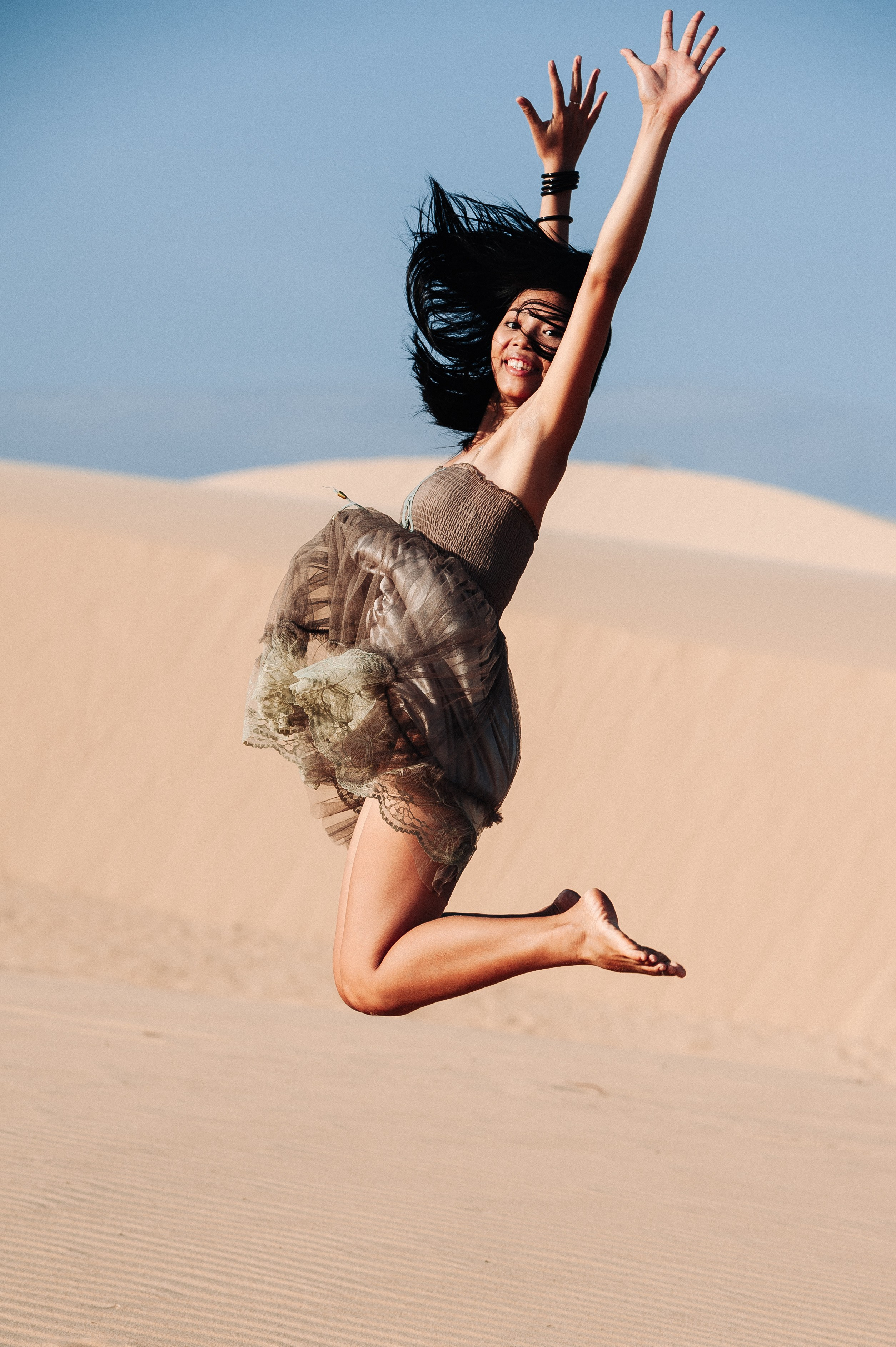 Фотосессия в прыжке молодой вьетнамской девушки в дюнах Муине, Вьетнам 