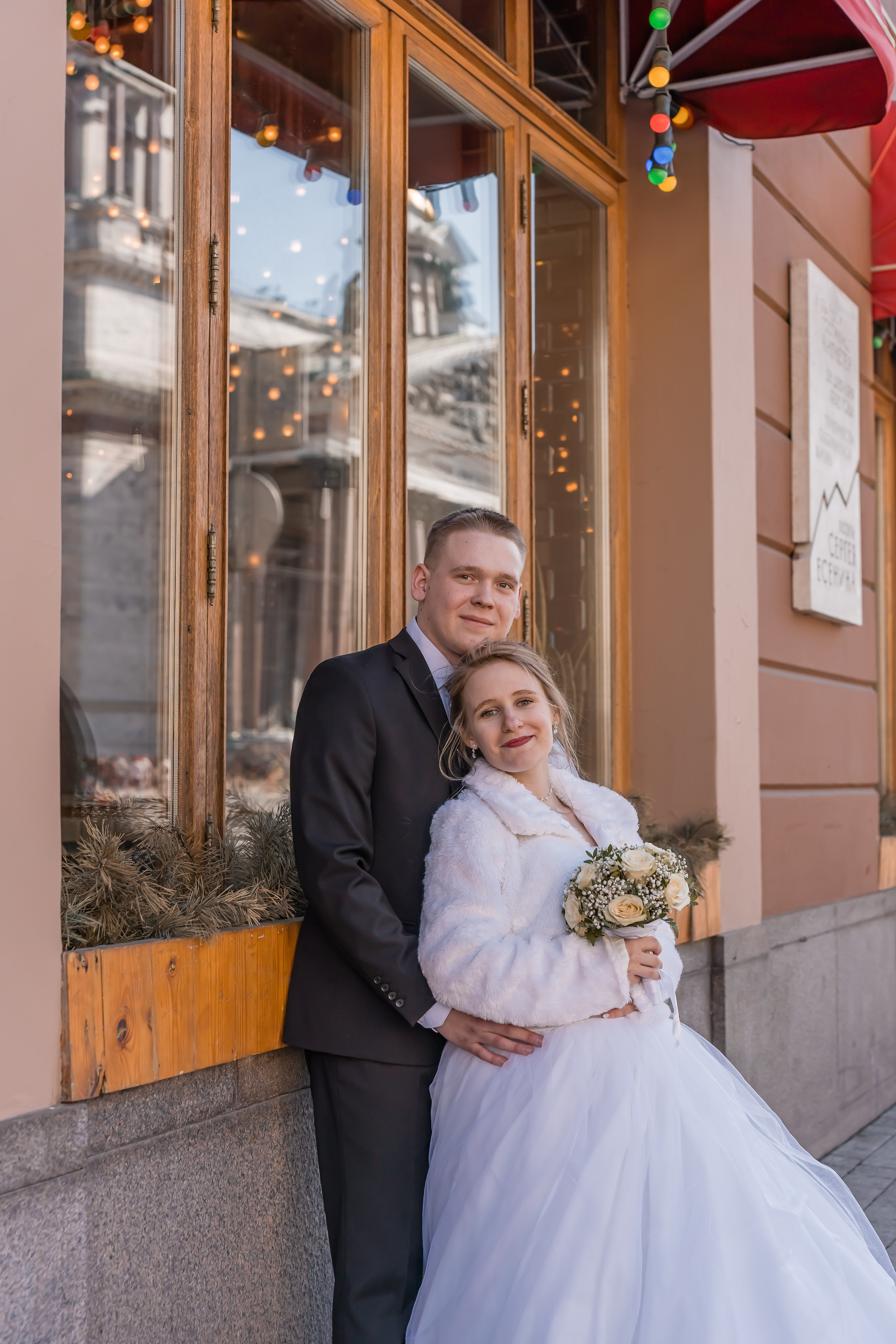 Красивые и эмоциональные фотографии вашей свадьбы станут незабываемым подарком вам и вашим близким. 